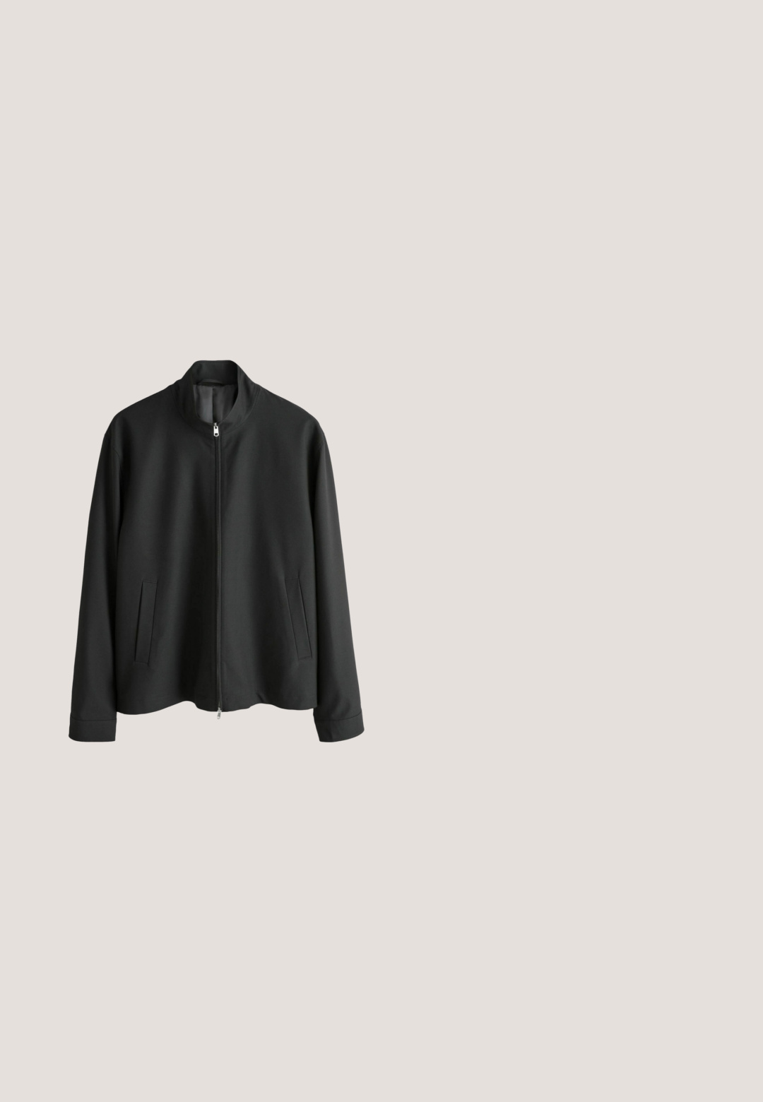 Chaqueta negra con cremallera, cuello alto, dos bolsillos laterales y textura mate suave. Diseño simple y silueta de corte recto.; Camiseta gris oscuro hecha de un tejido suave y texturizado. Presenta un clásico cuello redondo y mangas cortas con un sutil patrón. Sin logotipos visibles.; Pantalones deportivos de color navy hechos de una tela elástica, con una cinturilla ajustable con cordón, dos bolsillos laterales y un corte de pierna recta.; Zapatilla de cuero negra con un acabado suave, que presenta una suela de goma blanca, cierre de cordones y acentos de diseño minimalista.; Mochila negra de nailon con un panel superior liso y una sección inferior gris texturizada. Presenta un logo y correas ajustables. Diseño minimalista.; Reloj de acero inoxidable negro con una esfera redonda minimalista, correa de malla y dos sub-esferas; presenta marcadores y manecillas de hora en plata.