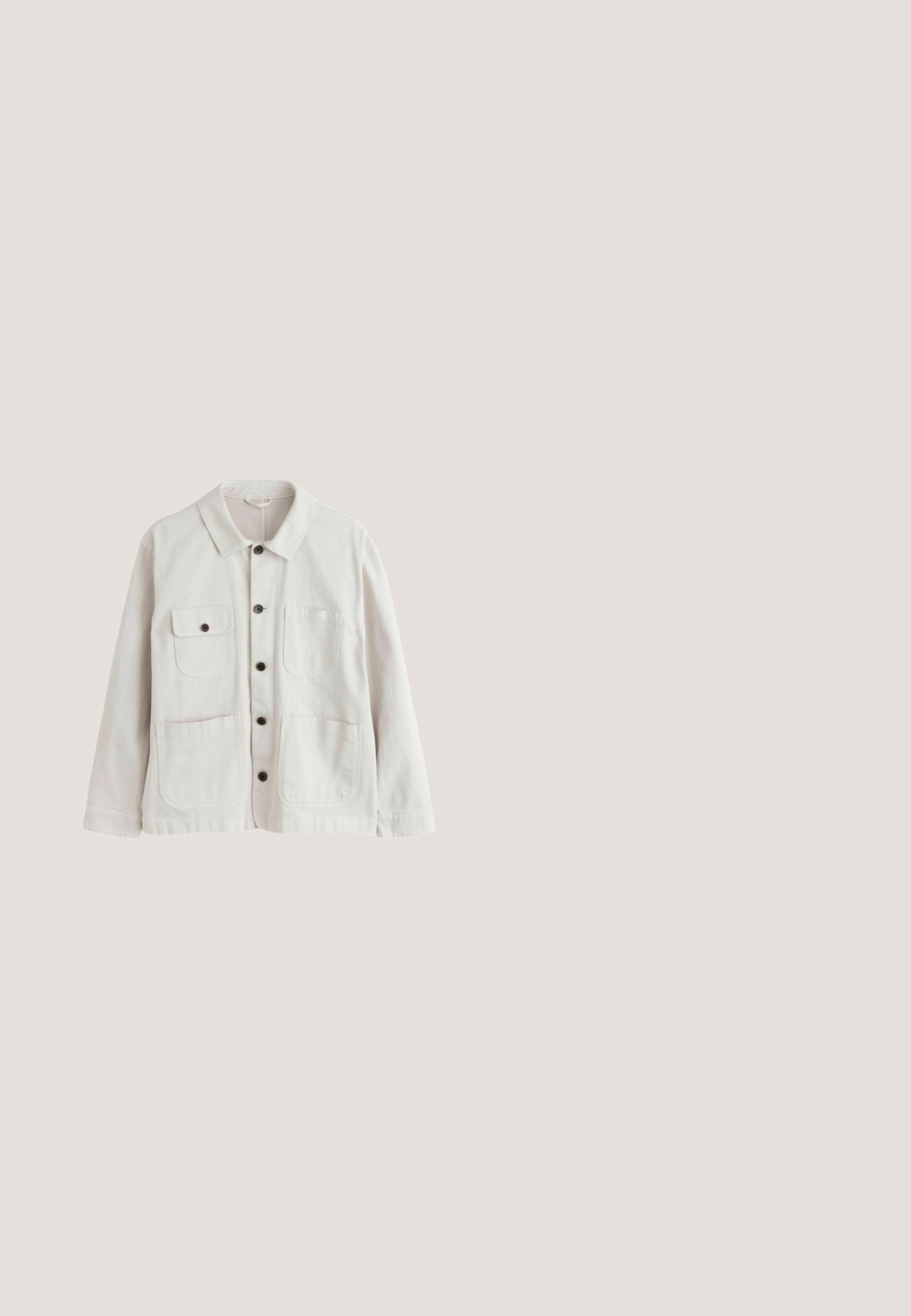 Lyse beige jakke med knapper, krave, to nederste nederlommer og to øverste brystlommer, hvoraf den ene har klap og knap.; Sort sweatshirt med rund hals, lange ærmer, ribkanter ved ærmer og bund, vist på hvid baggrund.; Simpel hvid T-shirt med korte ærmer og rund hals med en afslappet pasform på hvid baggrund.; Blå straight-leg denim jeans med forlommer og bæltestropper, der viser let falmede detaljer på lår og knæ.; Hvide lædersneakers med hvide snørebånd, præsenteret på en beige tekstureret overflade og med en blødt uskarp baggrund.; Kremfarvet lærredstote-taske med frontlomme, to håndtag, justerbar skulderrem og lille gul "O.N.S" tekst i nederste højre hjørne af lommen.