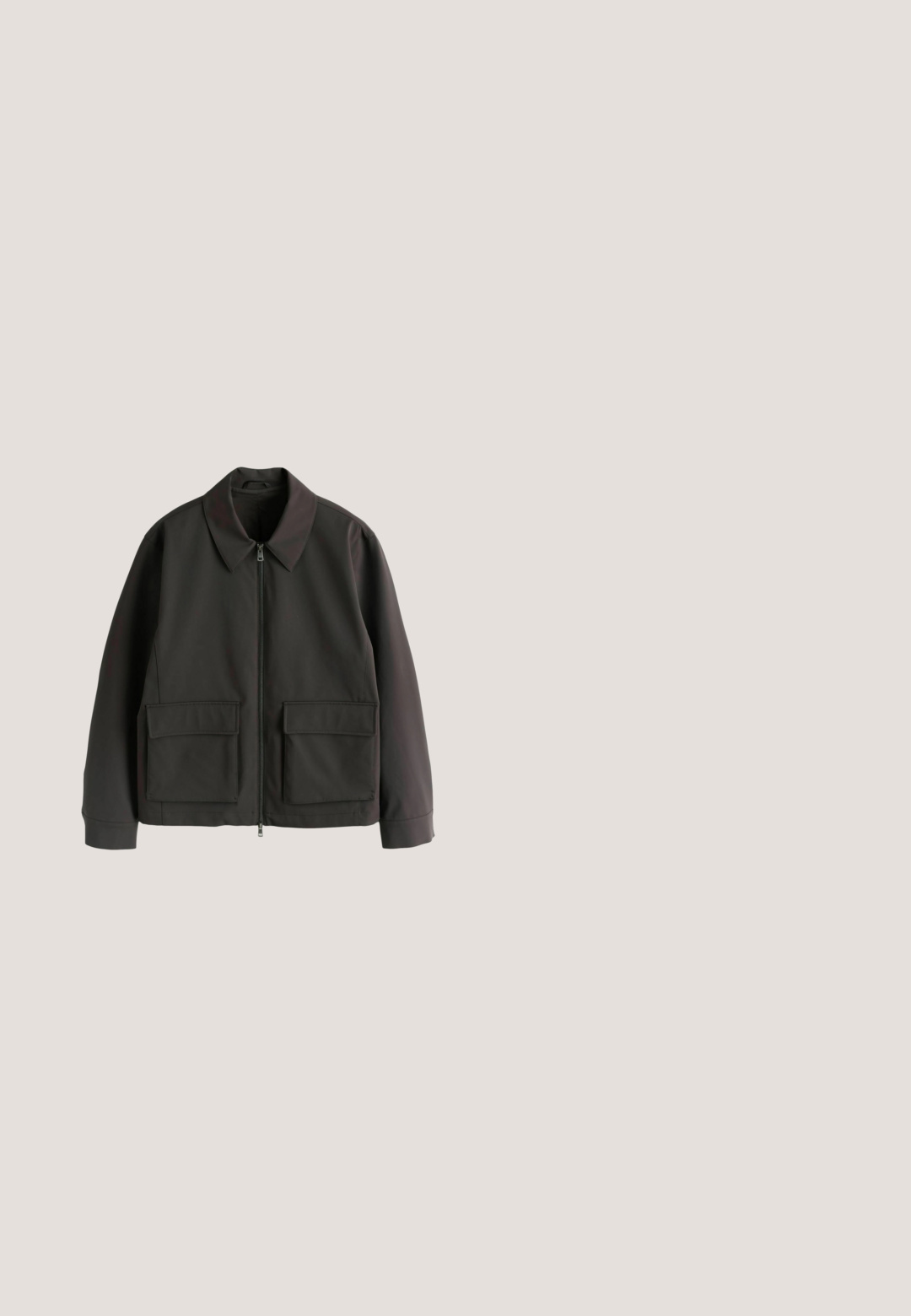 Donkerbruine jas met rits, kraag, lange mouwen en twee grote klepzakken aan de voorkant, weergegeven op een witte achtergrond.; Zwarte sweatshirt gemaakt van zachte stof. Heeft een ronde halslijn, lange mouwen en ribbelboorden en -zoom. Eenvoudig, onopgesmukt ontwerp.; Off-white T-shirt met korte mouwen en een ronde hals en een klein zwart "SAMSØE" tekstlogo twee keer bij de linkerborst.; Grijze sweatpants met een elastische tailleband en verstelbaar trekkoord. Gemaakt van zacht materiaal, met zijzakken en een ontspannen fit.; Grijze leren sneaker met een gladde afwerking, platte veters, ronde neus en een contrasterende grijze rubberen zool. Minimalistisch ontwerp en textuur.; Zwarte compacte crossbodytas met voorvak met rits, verstelbare riem en gestructureerde stof tegen een effen achtergrond.