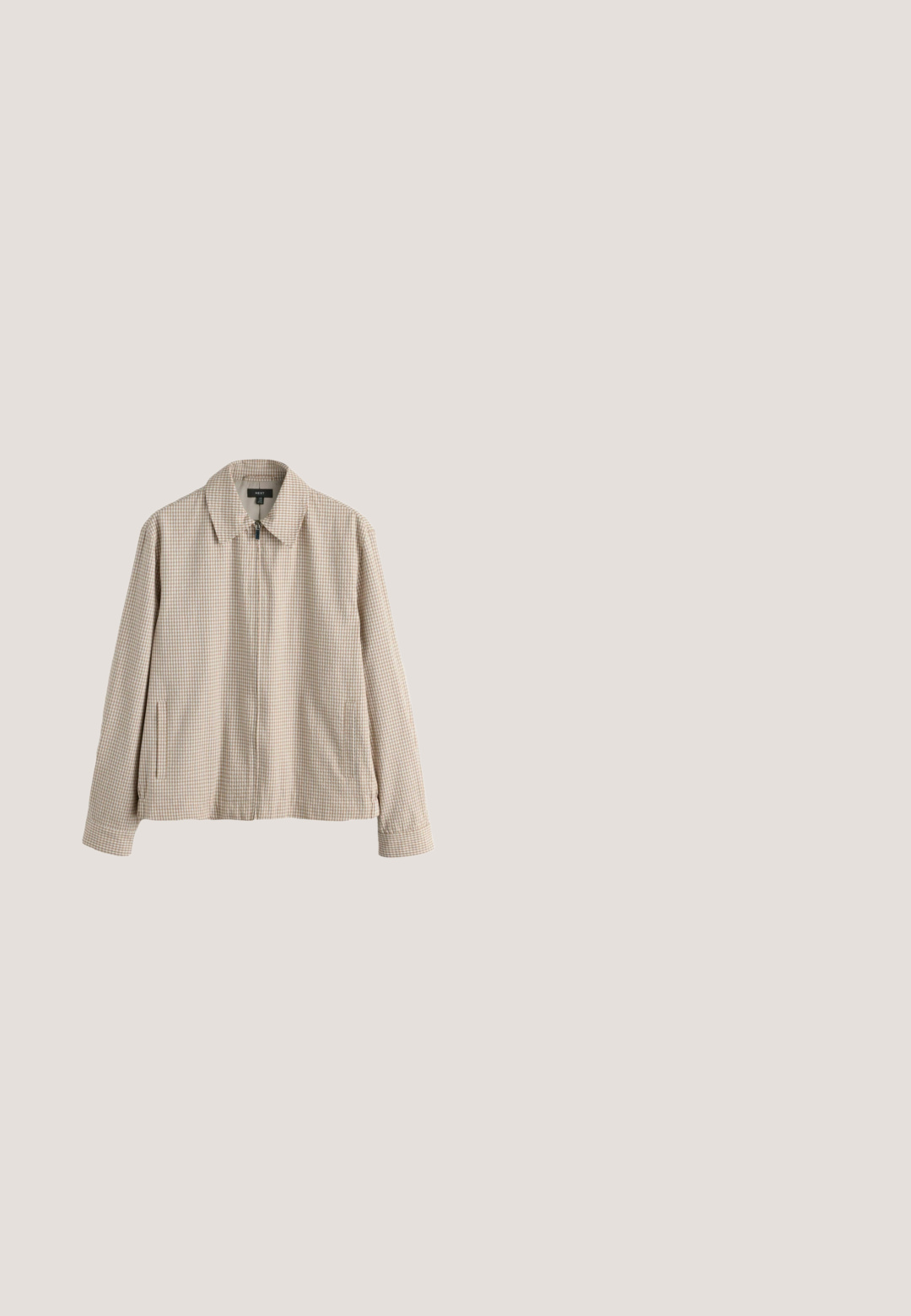 Beige en witte kleine geruite jas met ritssluiting, kraag en zijzakken met openingen, lange mouwen en een rechte zoom.; Witte textuurstof met een subtiel golfpatroon, met een zachte, brei-achtige uitstraling en een glad oppervlak.; Beige shorts tot op de knie met een hoge taille, een knoop aan de voorkant, plooien, riemlussen en een bijpassende stoffen strikriem.; Bruine suède enkellaars met twee oogjes, lichtbruine rubberen zool en een treklus bij de hiel, zijaanzicht op witte achtergrond.; BOSS Zonnebril - brown; Bruine leren toilettas met een zijhandvat en een ritssluiting, geplaatst tegen een witte achtergrond.