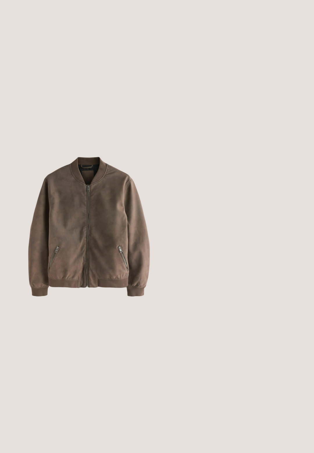 Next REGULAR FIT - Chaqueta de cuero sintético - brown; Suéter de manga larga color verde oliva oscuro con cuello, cierre de media cremallera en el frente y un bolsillo de parche en el lado izquierdo del pecho.; Polo beige hecho de tela texturizada. Presenta un cuello clásico, una tapeta con tres botones y un pequeño logo de corona bordado.; Vaqueros marrón oscuro de pierna recta con bolsillos delanteros, trabillas para cinturón y cierre de botón.; Botines de ante marrón con punta redondeada, costuras mínimas y suela de goma gruesa y texturizada. Presenta un diseño de cordones y una pestaña en el talón.; Bolsa de aseo rectangular marrón con asa lateral y cremallera, con una etiqueta cosida en el frente.