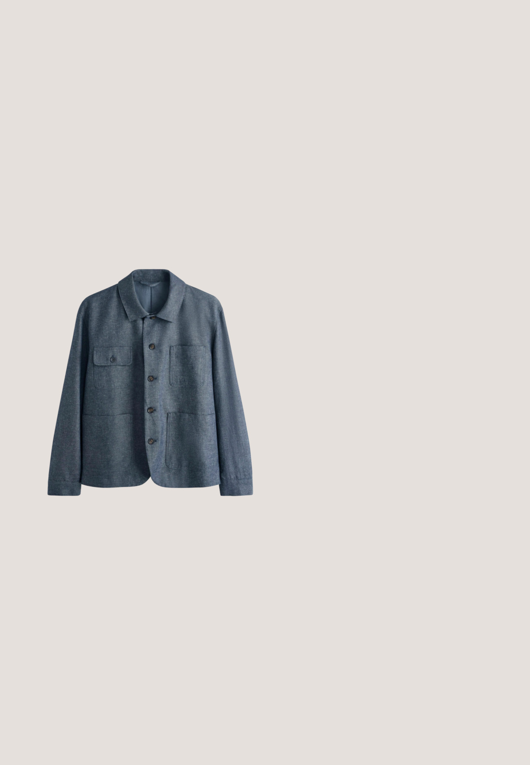 Veste boutonnée gris foncé avec de grandes poches avant, une poche à rabat sur la poitrine gauche, et un col à revers, présentée sur un fond blanc.; Pull bleu marine de poids moyen à col rond avec poignets, col et ourlet côtelés, taille moyenne, étiquette de marque visible à l'intérieur du col.; Chemise rose pâle à manches longues avec col, boutons sur le devant et logo brodé discret sur la poitrine, présentée sur fond blanc.; Jeans slim-fit taille haute couleur écru avec fermeture à boutons, cinq poches et rivets en cuivre, posés à plat sur un fond blanc.; Bottine en cuir noir avec une finition texturée, bout rond, trois trous pour les lacets et une semelle en bois brun. Elle comprend une petite languette à l'arrière.; Malette en cuir marron avec une finition texturée, double poignée et une bandoulière amovible, dotée de coutures d'accent et d'une poche avant.
