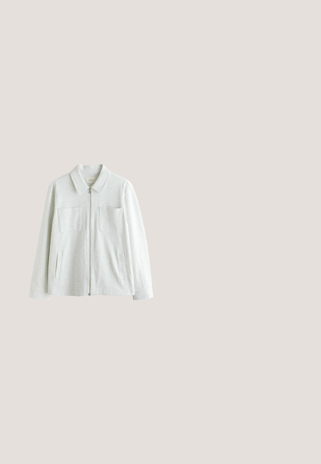 Lichtgrijze jas met ritssluiting en kraag, twee borstzakken en twee zijzakken, plat uitgestald op een witte achtergrond.; Zwarte sweatshirt met raglanmouwen, ronde hals en geribbelde manchetten. Bevat een klein wit Adidas-logo op de borst. Zachte stoftextuur.; Witte katoenen t-shirt met korte mouwen en een ronde halslijn, met daarop oranje geborduurde tekst "WAT IS DE DRINGENDHEID?" aan de voorkant.; Lichtgrijze sportshorts met elastische tailleband en een klein wit Adidas-logo op de linker dij.; Zwarte Adidas sneaker met iriserende drie strepen, vetersluiting en merkzool, getoond in zijaanzicht op witte achtergrond.; Zwarte stoffen schoudertas met een voorvak met rits, voorzien van een reliëflogo, een verstelbare schouderband en een compact ontwerp voor eenvoudig dragen.