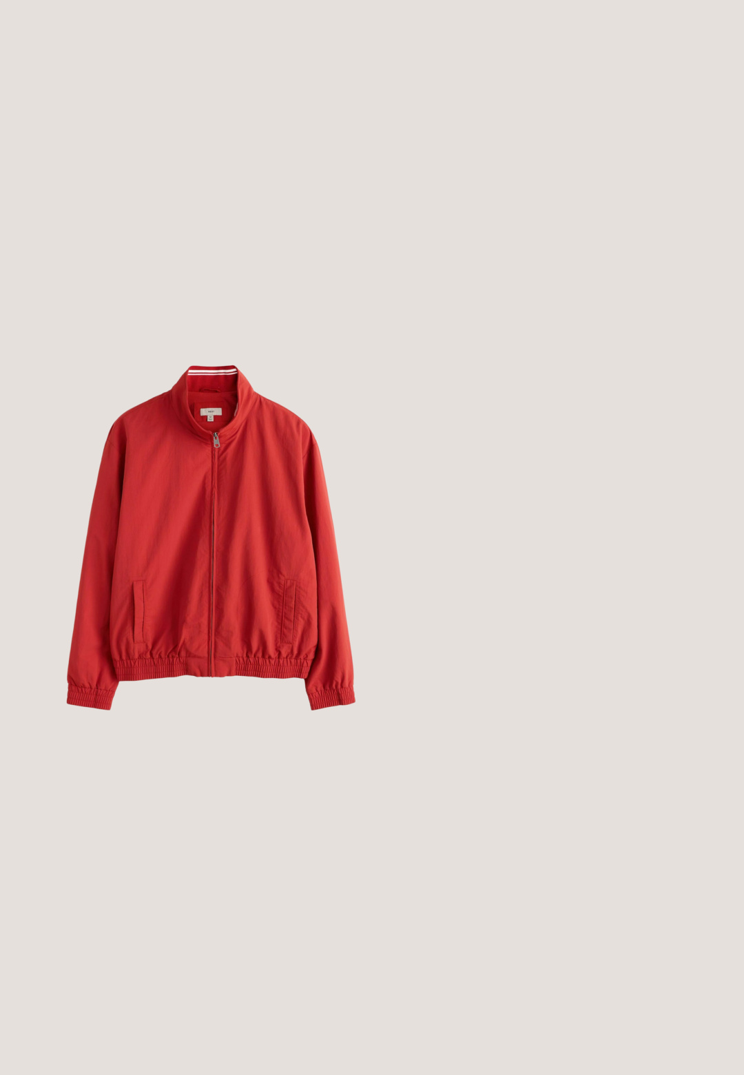 Rote Jacke mit Reißverschluss, Stehkragen, elastischen Bündchen und Saum sowie zwei Seitentaschen, vor weißem Hintergrund dargestellt.; Schwarzer Rollkragenpullover mit einem strukturierten Strickmuster, das erhabene Kabel und gerippte Bündchen aufweist, aus einem dicken, gemütlichen Material gefertigt.; Schwarzes Baumwoll-T-Shirt mit einem großen, detaillierten Grafik eines knurrenden Hundes und dem Wort "VORSICHT" in fetten weißen Buchstaben.; Dunkelgraue Denim-Jeans mit geradem Bein, hoher Taille, Fünf-Taschen-Styling und leichter Ausbleichung. Metallknopf und Reißverschluss. ; Schwarze Leder-Ankle-Boots mit glatter Oberfläche, rundem Zehenbereich, sechs Ösen für Schnürsenkel und einer robusten Gummisohle mit ausgeprägtem Profil.; Schwarze rechteckige Umhängetasche mit weißem "Calvin Klein New York City" Logoschild und verstellbarem Riemen mit Metallclip.