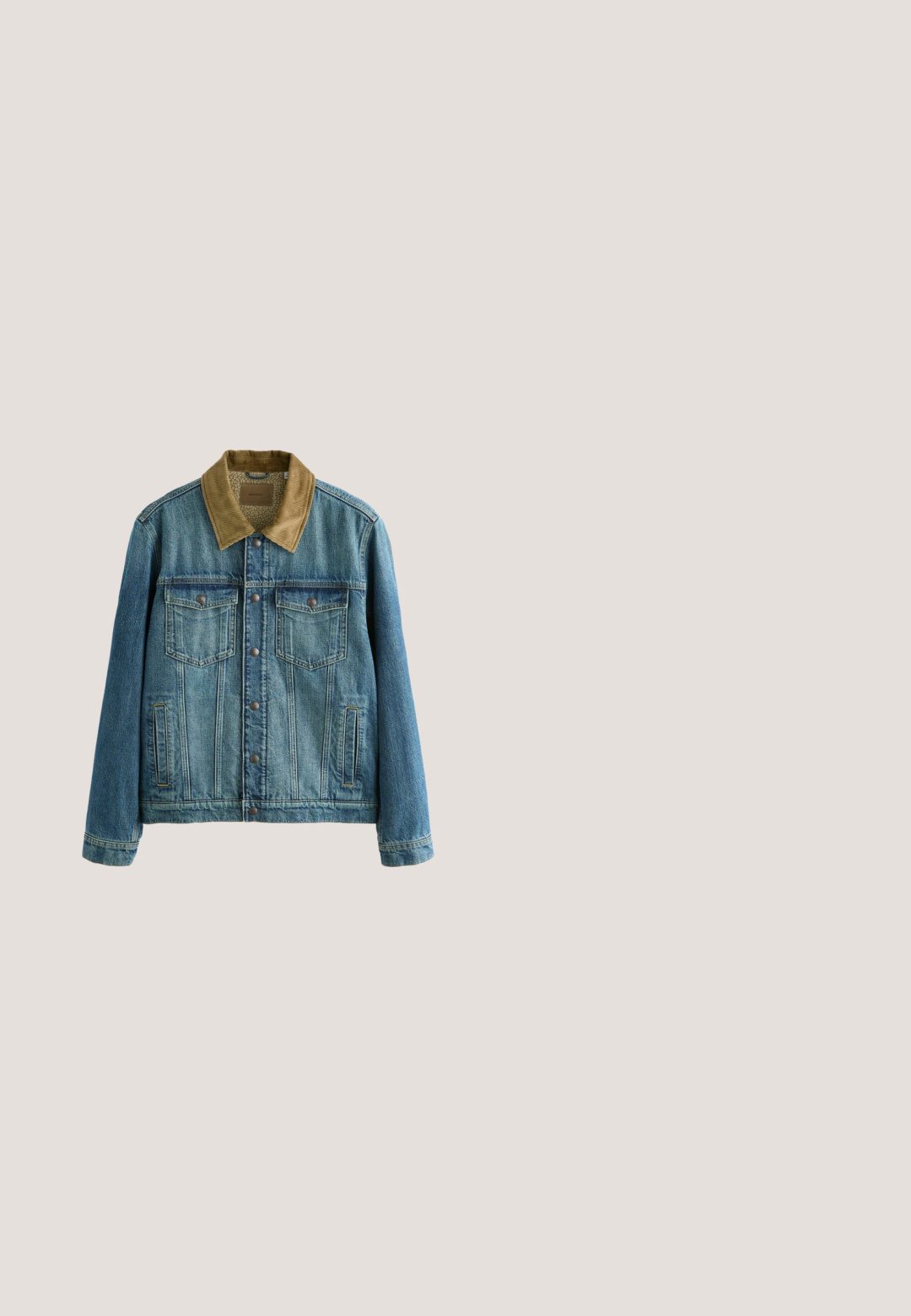 Blauwe spijkerjas met bruine corduroy kraag, knopen aan de voorkant, twee borstzakken met kleppen en zijzakken, getoond op witte achtergrond.; Roomy gebreide trui in crème met kabel- en diamantstructuur, geribbelde halslijn en manchetten, met lange mouwen en een ontspannen pasvorm.; Blauwe denim shirt met een button-down kraag, lange mouwen en knopen aan de voorkant. De stof heeft een gestructureerde afwerking met een klassieke snit.; Lichtblauwe denim flared jeans met een klassiek vijf-pocket ontwerp, een frontale knoopsluiting en zichtbare stiksels langs de naden.; Bruine suède enkellaars casual schoen met twee veterogen en gestikte zool op witte achtergrond, zijaanzicht.; Opgerolde lichtbruine leren riem met rechthoekige koperen gesp en gestikte leren lus op witte achtergrond.