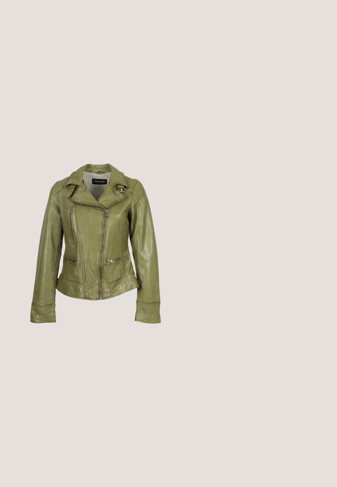Olivgrüne Leder-Bikerjacke mit asymmetrischem Frontreißverschluss, drei Reißverschlusstaschen, Druckknopfdetails am Kragen und Markenetikett auf der Innenseite des Kragens.; Olivengrünes ärmelloses T-Shirt aus Baumwolle mit einem bedruckten Grafikdesign von Flügeln und Text, Rundhalsausschnitt und geradem Saum.; Blaue Jeans im Flared-Stil mit mittelhoher Taille, ausgestattet mit Ziernähten, zwei vorderen Taschen und einer hinteren Paspeltasche.; Olivgrüner Leder-Stiefelette mit dicker schwarzer Sohle, verziert mit Metallösen, Schnürverschluss vorne und einer Markenakzent entlang der Seite.; Pepe Jeans Handtasche - washed army green; Goldene Creolen mit einer Unendlichkeit-Form, die auf einer Seite ein strukturiertes Muster und auf der anderen Seite eine glatte Oberfläche aufweisen. Sicherer Verschluss.