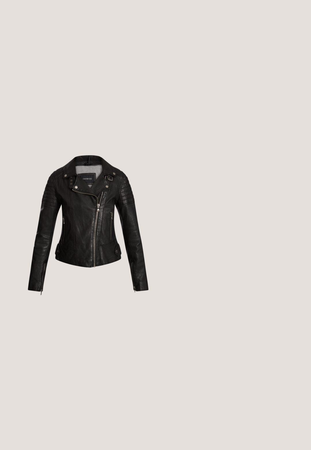 Schwarze Leder-Motorradjacke mit gesteppter Schulterverzierung, asymmetrischem Reißverschluss, zwei Fronttaschen und Druckknopfkragen.; Schwarzes Baumwoll-T-Shirt mit einem grafischen Druck, der ein rundes, abgeranztes, gelbes Emblem, rote Rosen und den Text "GUNS N' ROSES" zeigt.; Rote karierte Leggings mit einem schwarz-weißen Karomuster. Hergestellt aus dehnbarem Material und mit einem hohen Taillendesign.; Schwarze Knöchelstiefel mit einer dicken Plattformsohle, aus glattem Leder gefertigt, mit Schnürdesign und einer Zuglasche hinten.; Silberne Kettenhalskette mit großen Gliedern, geschmückt mit klaren Strasssteinen in abwechselnden Abschnitten, mit einem verstellbaren Kettenverschluss.; Schwarzer Ledergürtel mit mehreren runden silbernen Nieten und einer rechteckigen silbernen Schnalle auf weißem Hintergrund.