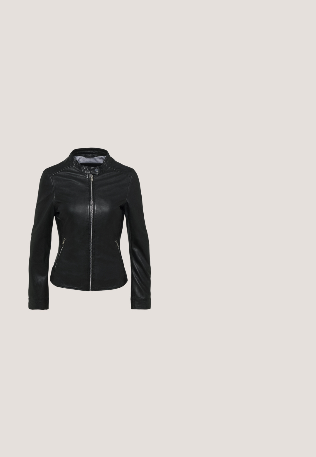 Oakwood LINA - Kožená bunda - black; Biely rebrovaný rolák s dlhými rukávmi, charakteristický priliehavým strihom a jemnou textúrou. Plochý golier a bezšvový vzhľad.; Chudé džínsy v stredne modrom denim. Obsahujú zips s gombíkovým zapínaním, dizajn s piatimi vreckami a mierne vyblednutie pre textúru.; Čierna kožená členková čižma s elastickými bočnými panelmi, zaoblenou špičkou a hrubou, texturovanou podrážkou. Hladké prevedenie s minimalistickým dizajnom.; Čierne slnečné okuliare v štýle mačacích očí s tmavošedými sklami, elegantným plastovým rámom, špicatými rohmi a rovnými stranami. Bez viditeľného hardvéru alebo akcentov.; Zlaté kruhové náušnice s hladkým, lešteným povrchom. Zaoblený tvar, stredná veľkosť, vybavené bezpečným uzatváracím mechanizmom.