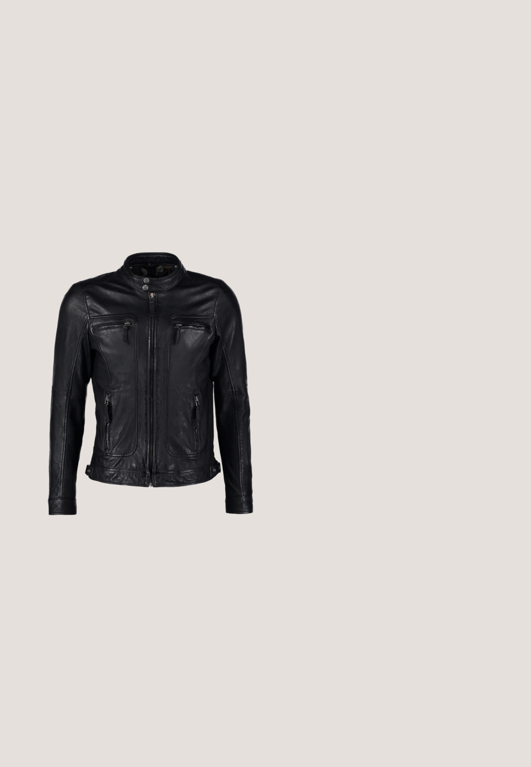 Schwarze Lederjacke mit Stehkragen, Frontreißverschluss und zwei Reißverschlusstaschen auf der Brust, mit nahtlosem Schulterdesign und minimalen Nähten.; Schwarzer Strickpullover mit Rundhalsausschnitt und langen Ärmeln. Glatte Textur und einfarbig, ohne sichtbare Muster oder Akzente.; Schwarzer gerippter Strickpullover mit V-Ausschnitt und kurzem Kragen. Lange Ärmel und lockere Passform. Weiche Textur in durchgehend einfarbigem Design.; Helle blaue Denim-Jeans mit geradem Bein, featuring eine aufgerissene Kniepartie mit fransigen Kanten und klassischem Fünf-Taschen-Design.; Schwarze Leder-Chelsea-Boots mit elastischen Seiteneinsätzen, runder Zehenform und einem kontrastierenden Nähdetail entlang der Sohle. Strapazierfähige Gummisohle.; Schwarze Lederbörse mit Reißverschluss, rechteckiger Form und genähtem Design. Verfügt über ein Vorderfach mit geprägtem Logo und einem Riemen.