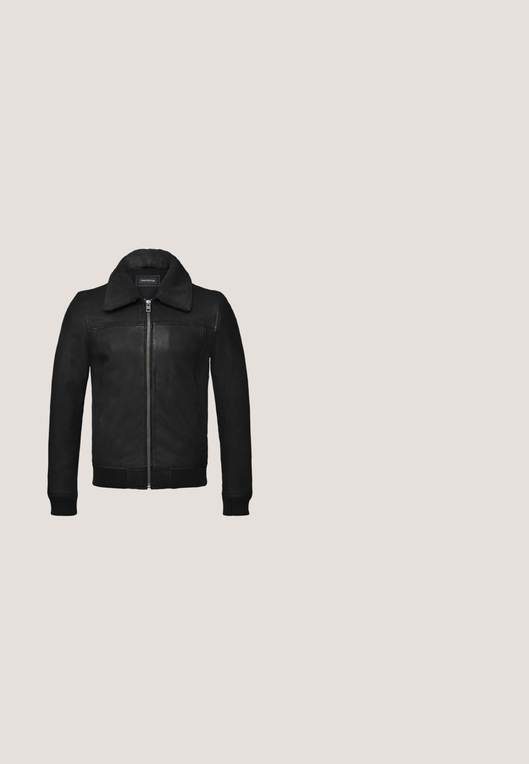 Chaqueta de cuero negra con cuello de borreguillo, cierre de cremallera y puños acanalados. Presenta una textura suave y un diseño ajustado.; Suéter gris oscuro hecho de tejido de punto texturizado, con escote redondo, mangas largas y un pequeño parche de logo en el lado inferior.; Camiseta de algodón gris con escote de barco, mangas cortas y una textura sutil. Diseño sencillo, sin gráficos ni adornos.; Jeans negros ajustados con una textura de denim suave, diseño tradicional de cinco bolsillos, cierre con cremallera y detalles de desvanecimiento sutil en la tela.; Botín negro de cuero con cordones, de tacón bajo y panel lateral con logo, sobre un fondo liso gris claro.; Bolsa crossbody sintética negra con superficie texturizada, compartimentos con cremallera y correa ajustable. Forma rectangular compacta y acentos de hardware plateado.