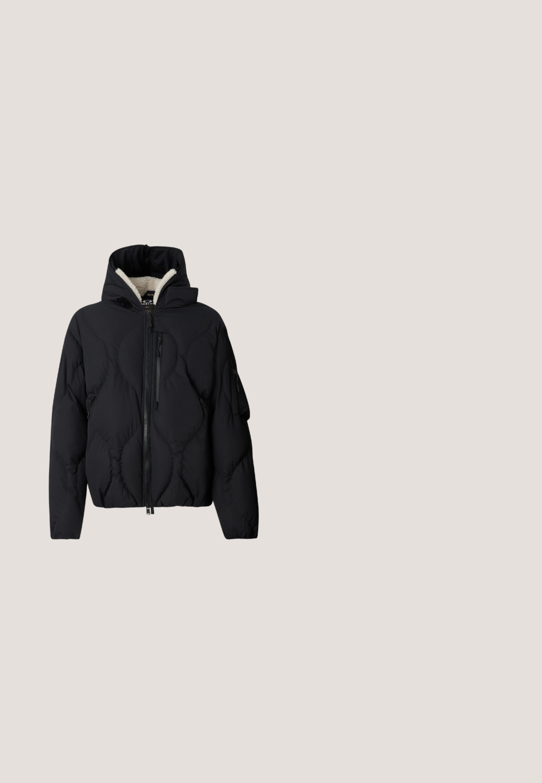 Oakley URBAN SLOPE PUFFER JACKET - Veste d'hiver - blackout; Sweatshirt à capuche noir avec poche avant. Présente un texte en gras blanc et un design graphique. Fabriqué en tissu doux, avec des poignets côtelés et une finition en ourlet.; T-shirt noir avec un graphisme blanc d'une colombe volante à l'intérieur de fil barbelé et le mot "HEAVEN" avec un éclair au-dessus.; Pantalons cargo noirs en tissu texturé avec une taille élastique et un cordon de serrage. Comprend des poches latérales et des poignets élastiques aux chevilles.; Baskets noires épaisses avec un design texturé, semelle épaisse et fermeture à lacets, présentées sur un fond neutre uni.; Sacoche noire avec un extérieur élégant et lisse, une bandoulière ajustable et une petite pochette détachable présentant un motif géométrique.