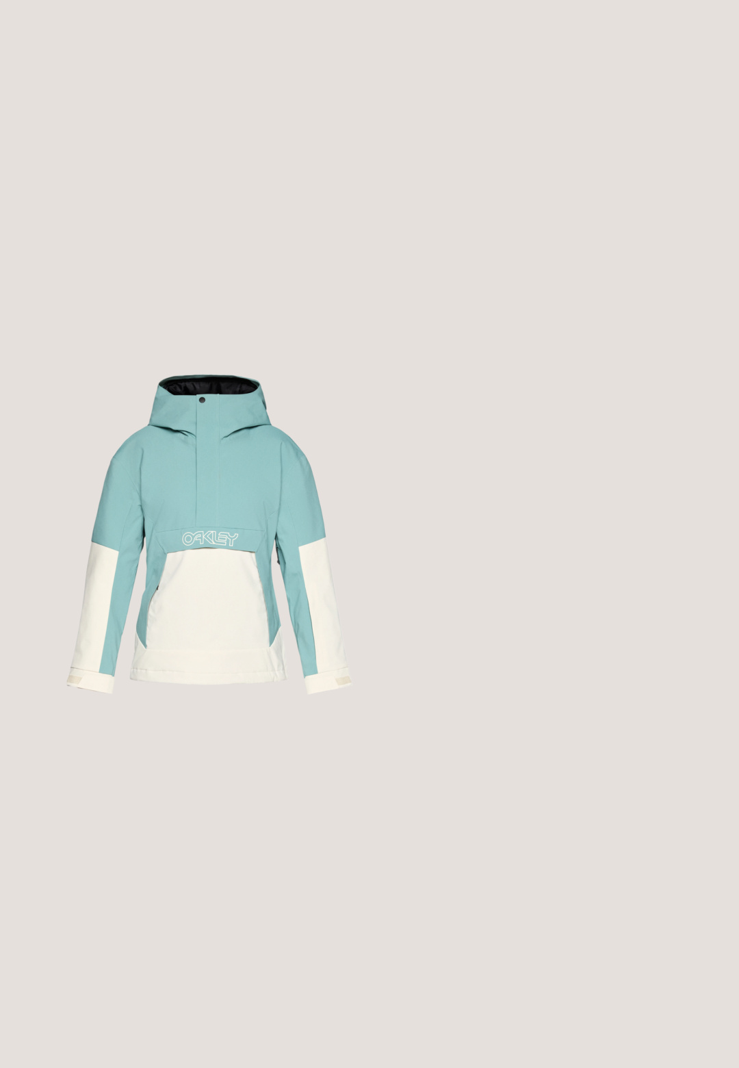 Lyseblå og hvid skijakke med hætte, der har en forlommeslomme, lynlåsede sidelufte, og kontrastfarvede paneler. Logo på brystet.; Quarter-zip trøje i beige og sort, blødt stof, har sorte ærmer og skuldre, hvid lynlås, O’Neill-logo på forsiden.; Hvide, løstsiddende skibukser lavet af vandtæt materiale, med to lynlåslommer på siderne, knaplukning og elastiske manchetter.; Sorte vandtætte støvler med overdel af ruskind, for af kunstpels, tre øjer snøresystem, tyk gummisål og kontrasterende hvid trim.; Polariserede solbriller med grå stel, vinklet linseudformning og reflekterende lyseblå linser. Har tekstureret stænger for bedre greb.; Mento grønne handsker med et mønstrede overdel og sort håndflade; har en håndledsrem og elastisk manchette for sikker pasform. Tekstureret greb design.