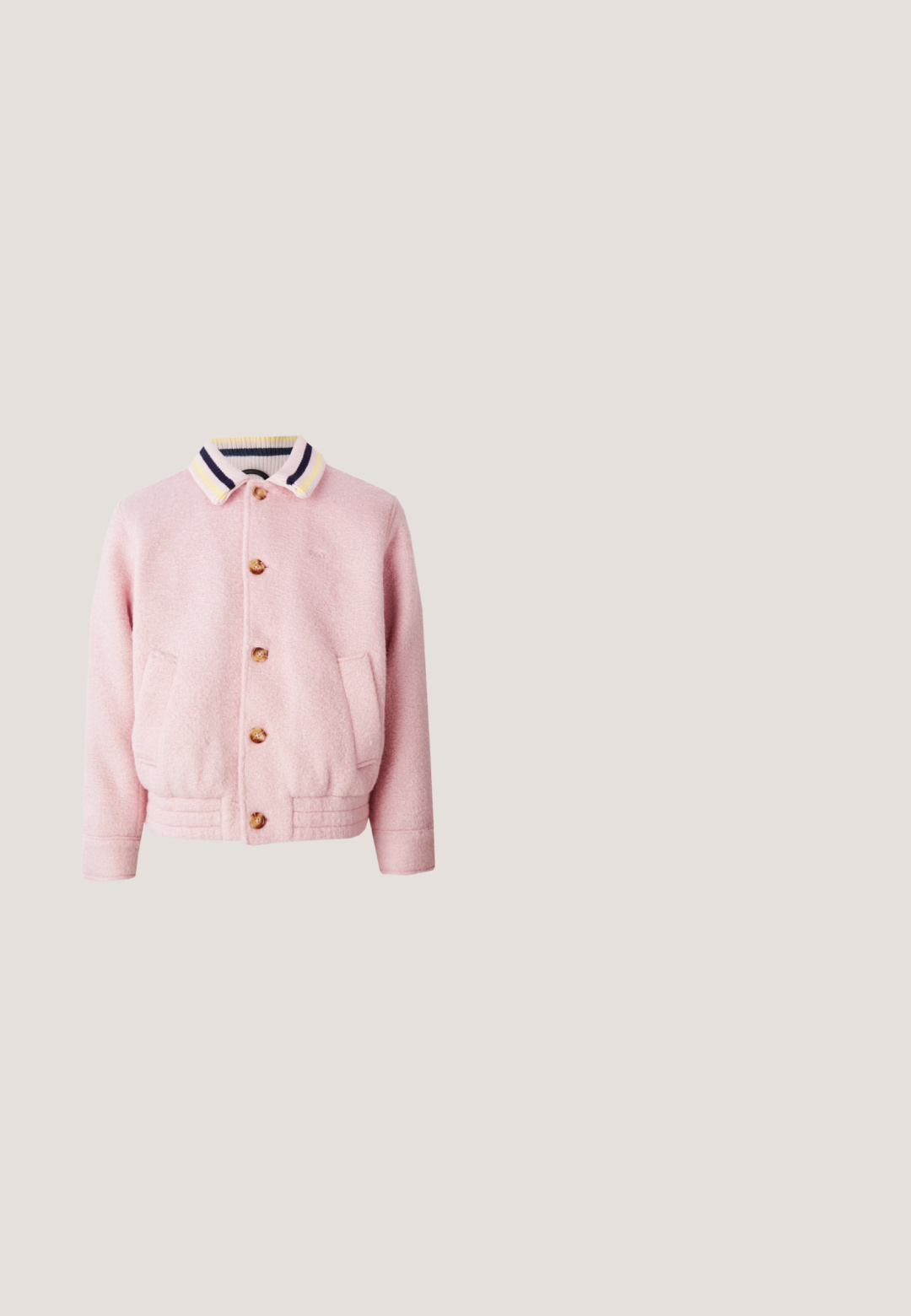 Chaqueta rosa con tejido texturizado, cierre frontal de botones y cuello acanalado con rayas en amarillo, púrpura y azul. Se observan dos bolsillos laterales.; Sudadera con capucha de color rosa claro con bolsillo frontal, mangas largas y logo bordado sutil en el pecho, mostrada sobre fondo blanco.; Vans CHAOS - Camiseta estampada - black; Shorts de mezclilla beige con corte recto, con costuras naranjas, cinco bolsillos y cierre en la parte superior. Diseño clásico, estilo versátil.; Botín negro de cuero hasta el tobillo con diseño de cordones, cuello acolchado y un panel texturizado. Cuenta con una suela robusta y un logo grabado en el lateral.; Bolso bandolera de tela negra con una correa blanca con el logo de LACOSTE, cierre superior con cremallera y un logo de cocodrilo bordado en verde en la parte frontal.