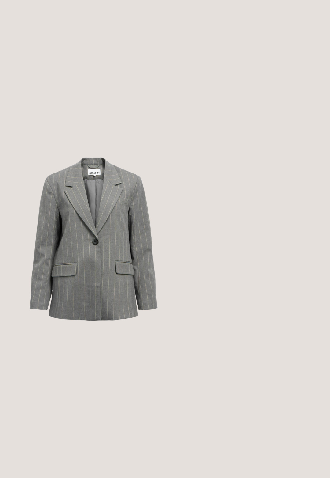 Grau gestreifter Blazer mit Reverskragen, einer einzelnen schwarzen Knopfschließe und zwei Klappentaschen auf der Vorderseite.; Schlichtes weißes T-Shirt mit kurzen Ärmeln und Rundhalsausschnitt, dargestellt auf weißem Hintergrund ohne sichtbare Muster oder Logos.; Helle graue, maßgeschneiderte Hose mit flacher Vorderseite, breitem Bund, Falten und geradem Bein. Glatte Stofftextur.; Weißer Sneaker mit Gummisohle, ausgestattet mit silbernen Akzenten, einem Reißverschluss an der Seite und einer Mischung aus glatten und strukturierten Materialien.; Hellgraue Leder-Umhängetasche mit goldenem "GR"-Verschluss, verstellbarem Riemen und glatter Oberfläche.; Silberarmband mit ineinander verschlungenen Ketten, das flache, längliche Glieder und kleine kugelförmige Akzente aufweist. Enthält einen Karabinerverschluss und eine Verlängerungskette.