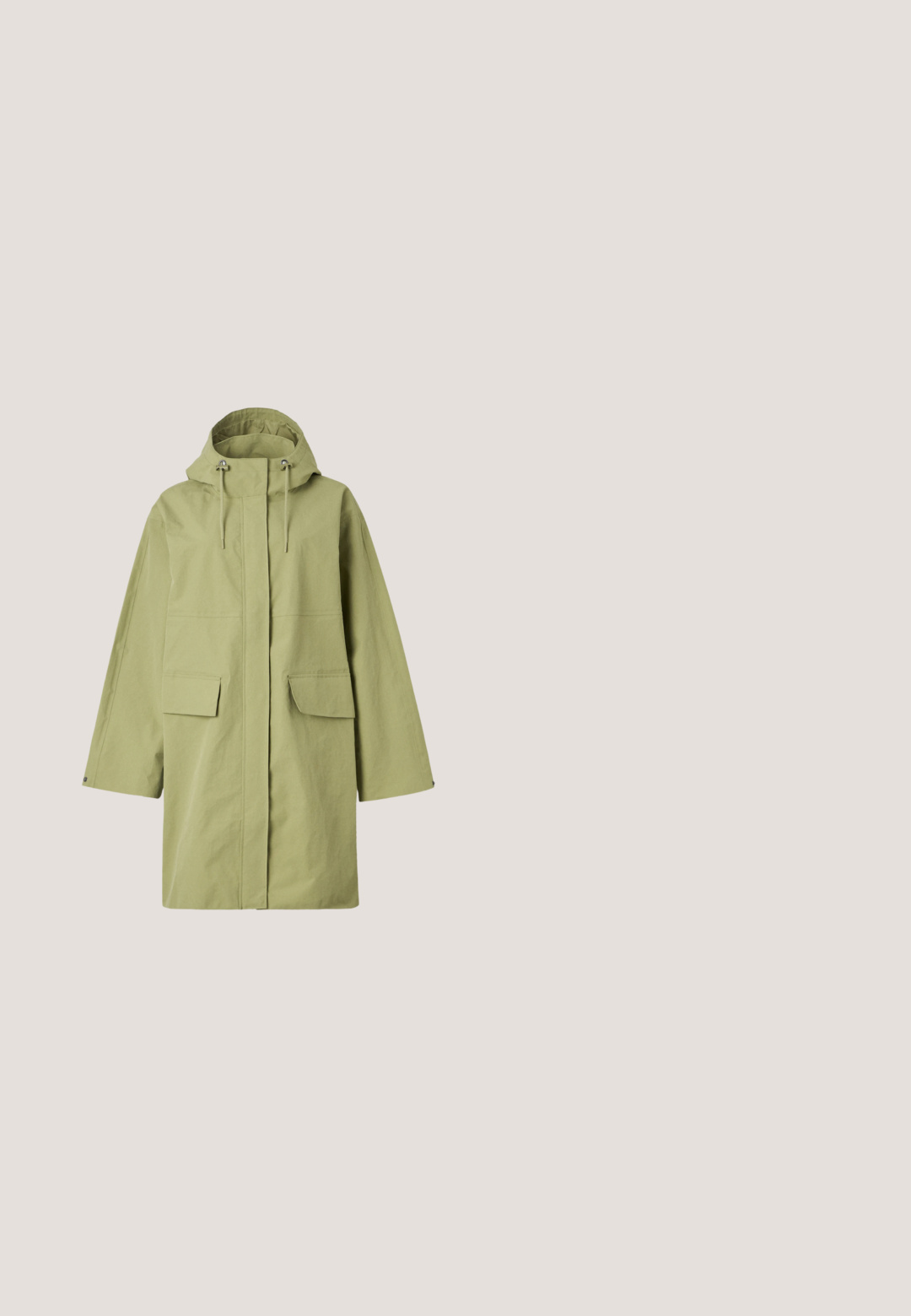 Abrigo impermeable verde claro con capucha, cuenta con dos bolsillos frontales, corte recto y cordones ajustables. Textura suave.; Top marrón de manga larga con franjas horizontales blancas y marrones oscuras, textura acanalada y escote redondeado, con un diseño corto.; Vaqueros azul claro de tiro alto y pierna recta con botón frontal, trabillas para cinturón y diseño clásico de cinco bolsillos sobre un fondo liso.; Zapatilla deportiva de ante marrón con franjas blancas de acento, puntera redonda, interior beige y suela de goma. Cordones con superficie texturizada.; Bolso de hombro de imitación cuero amarillo con forma curva, cierre de solapa magnético, correa ajustable y detalles en tono plateado.; Pendientes de aro de plata con acentos circulares en tono dorado y un patrón recortado, que presentan un acabado pulido y un diseño moderno y elegante.