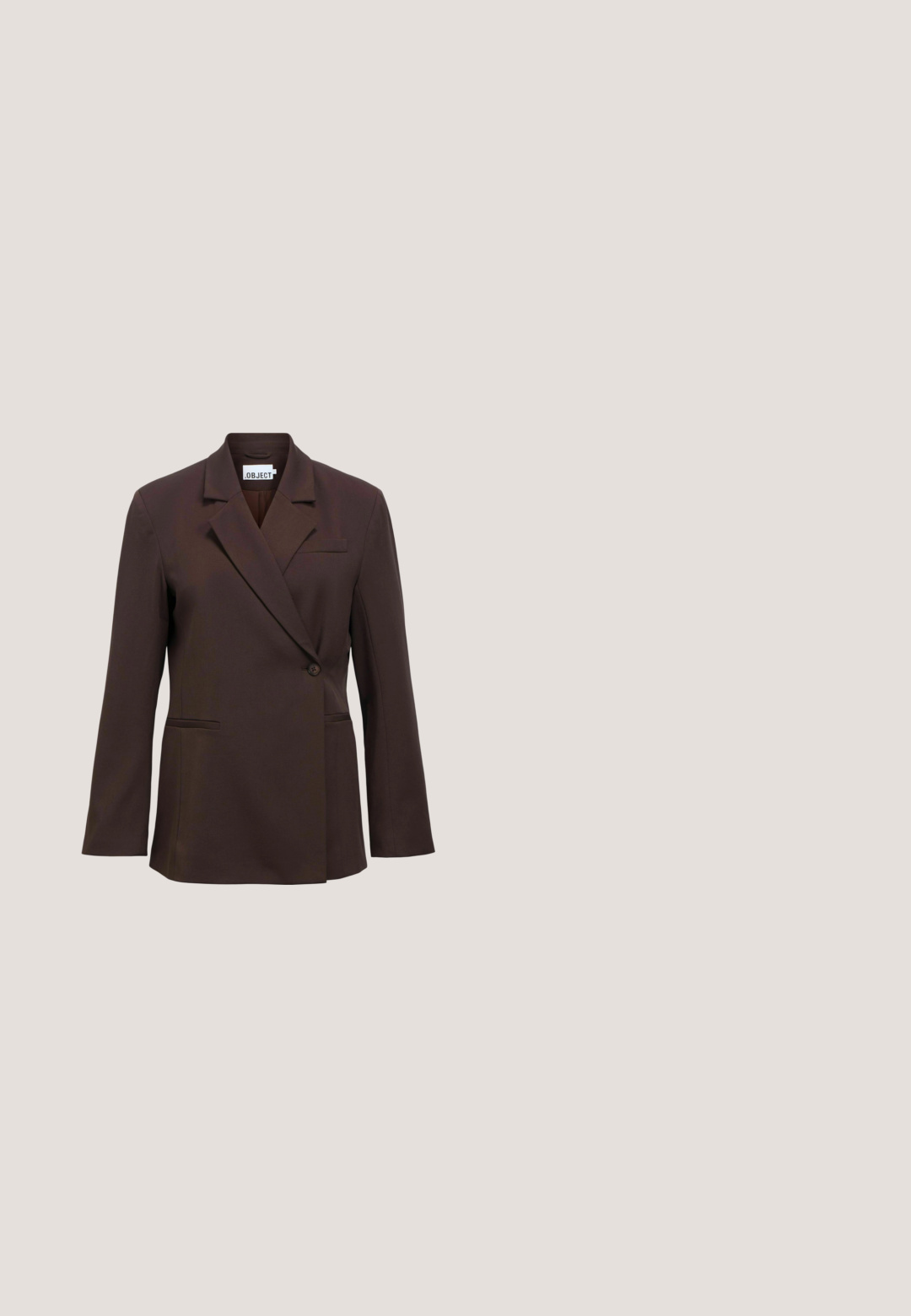 Blazer marrón oscuro de un solo botón con solapas con muesca, mangas largas y dos bolsillos frontales de ojal, con la etiqueta "OBJECT" en el interior del cuello.; Blusa de satén marrón oscuro con mangas largas, cuello puntiagudo y botones similares a perlas en la parte delantera.; Pantalones de pierna ancha marrones hechos de una tela suave. Presenta una cintura alta, pliegues frontales y bolsillos laterales para mayor funcionalidad.; Zapatos de tacón alto de charol marrón con punta afilada, que presentan una textura de cocodrilo y un interior suave. Diseñados para una apariencia elegante.; Bolso tipo saco de cuero suave marrón oscuro con cordón, detalles de cierre en tono dorado y finas correas para el hombro, con la marca "Liu Jo" en pequeñas letras doradas.; Pendientes colgantes con cuentas redondas moradas oscuras, óvalos texturizados, dorados y cuentas irregulares marrón oscuro en forma de piedra apiladas verticalmente.