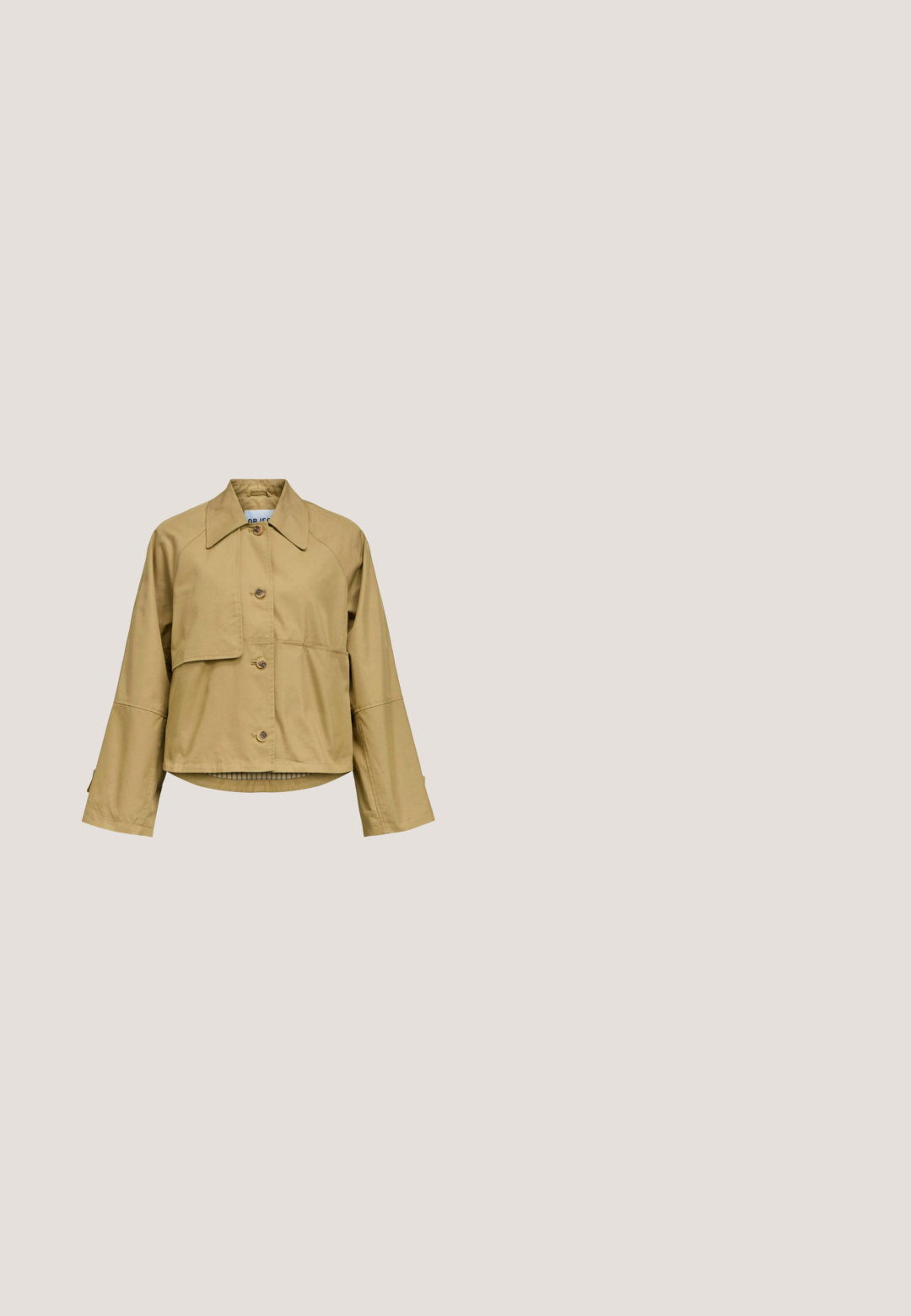 Beige gekürzte Jacke mit weitem Kragen, langen Ärmeln, Knopfverschluss und einem überlappenden Klappdetail auf der linken Vorderseite.; Beige gekürzte Strickjacke mit langen Puffärmeln und sieben klaren dekorativen Knöpfen vorne.; Kurze Ärmel, cremiger Pullover aus weichem Strickstoff. Verfügt über einen runden Ausschnitt und gerippte Kanten für Textur und Struktur.; Beige weit geschnittene Hose aus leichtem Stoff, mit Knopfverschluss und Vorderfalten für zusätzliche Details. Glatte Textur.; Füße in beigen, gewebten Adidas-Sneakern mit Gummisohlen und weißen Knöchelsocken auf grüner texturierter Fläche.; Hellbraune Leder-Umhängetasche mit passender kleinerer beigefarbener Reißverschlusstasche vorne auf weißem Hintergrund.