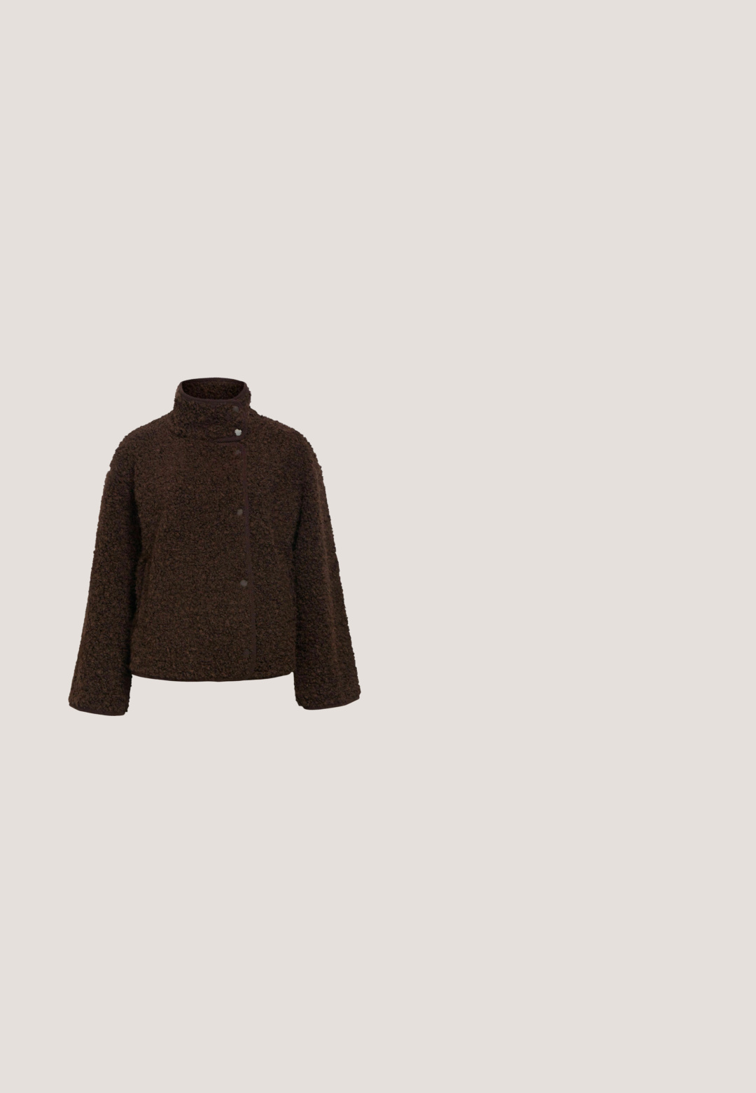 Veste en laine brun foncé texturée avec un col montant et une fermeture par boutons-pression, dotée d'une coupe ample et carrée et de manches longues.; Pull marron à manches longues avec des pois beige, col rond côtelé, poignets et ourlet, présenté sur un fond blanc uni.; Top à manches longues côtelé marron foncé avec un large col rond et une silhouette ajustée sur fond blanc.; Pantalon marron taille haute à jambes larges avec pois noirs, poches avant, passants de ceinture et fermeture par bouton.; Bottes courtes en suède marron avec un bout arrondi, une semelle profilée basse et une languette à l'arrière. La semelle présente de petites encoches pour l'adhérence.; Sac cabas en daim marron foncé avec larges bretelles et forme trapézoïdale, doté d'une couture centrale et d'une texture lisse.