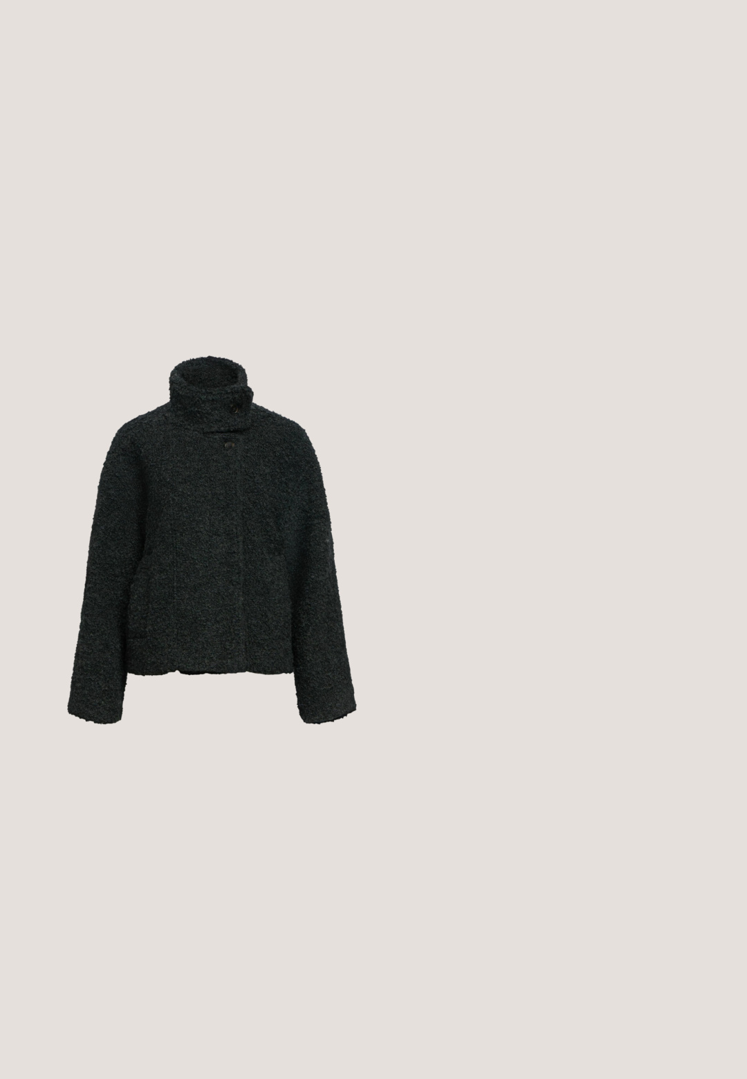 Veste en laine noire texturée avec col haut et deux boutons devant, manches longues et coupe légèrement courte.; Pull noir à la coupe oversized, avec des motifs d'étoiles beiges. Col et poignets côtelés, texture douce et design décontracté.; Pantalon à jambes larges en tissu doux bleu marine avec taille élastique et détail de nœud à l'avant. Texture lisse sans motifs ni accents visibles.; Bottines en cuir suédé noir à semelle plate, avec une languette arrière, portées avec des chevilles blanches sur un fond minimaliste.; Sac à épaule noir en fausse fourrure en forme de demi-lune avec une fine sangle et un petit patch logo au centre devant.; Paire de boucles d’oreilles créoles en forme de cœur en argent avec surface texturée perlée et fermoir à charnière sur fond blanc.
