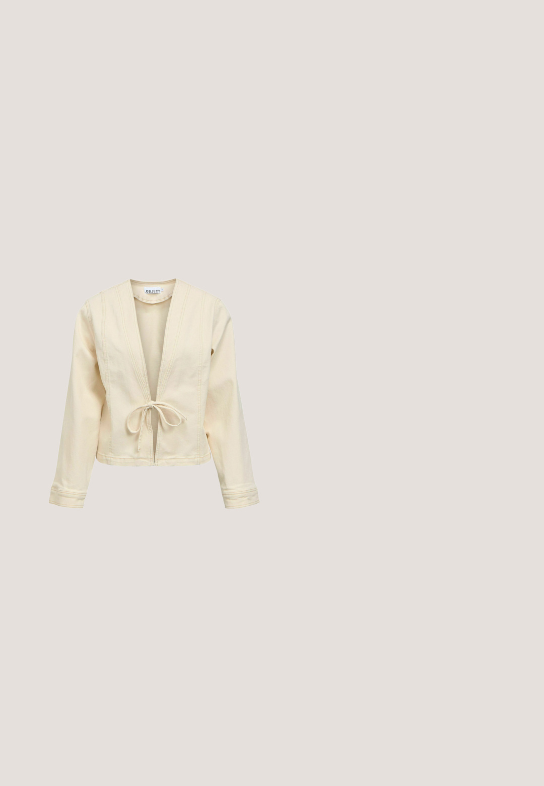 Creamfarvet jakke med lange ærmer, åben foran og med bindelukning, med lodrette syninger og lige kant.; Urban Classics BANDEAU - Buksedragter - softseagrassflower; Beige flip-flop sandal med en bred tåstrop og en tyk, rund sål. Har et glat overmateriale og en kontrasterende brun fodseng.; Hvide oversized solbriller med firkantet stel og gradientlinser. Har strukturerede sideaccenter og en glat, blank overflade.; Beige hæklet shoppertaske med åbent blomsterdesign, der indeholder store og små blomster samt et enkelt løkkehåndtag.; Armbånd med to rækker hvide perler, små guldbelagte perler og fem guldbelagte muslingeskal-formede charms, med en guldfarvet karabinlås og justerbar kæde.