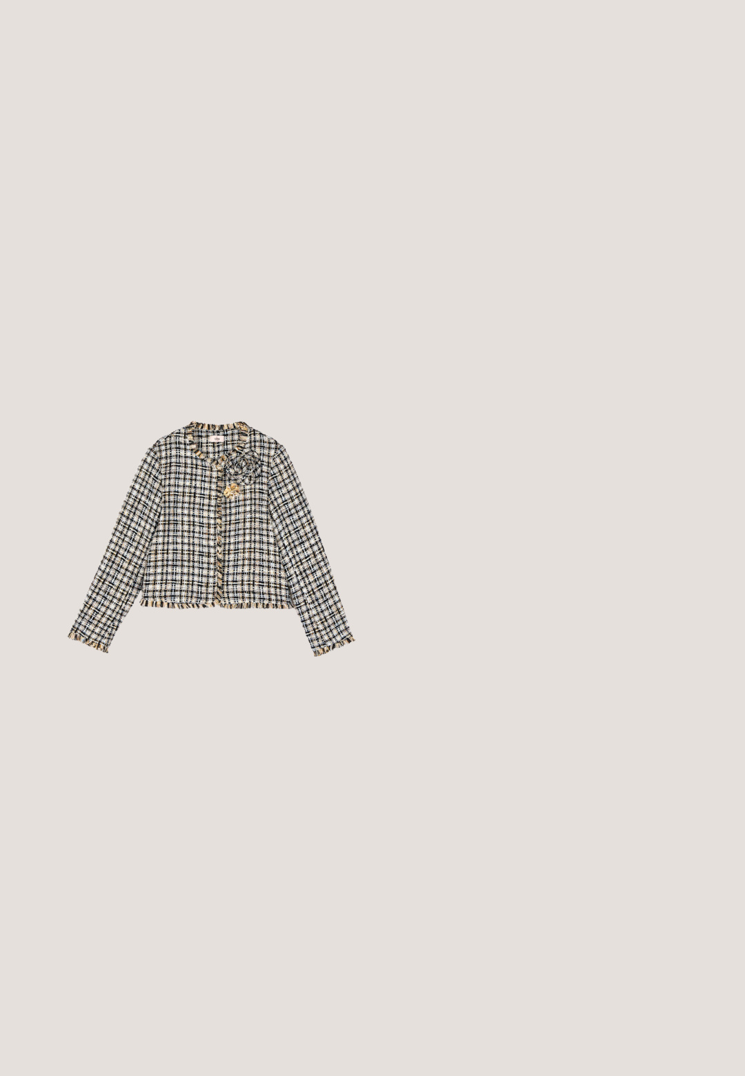 Veste en tweed à carreaux noirs, blancs et beiges, manches longues, bords effilochés, et deux fleurs décoratives en tissu sur la poitrine.; Robe en satin teal avec un décolleté en V profond, des manches flottantes et des détails froncés à la taille, créant une silhouette fluide.; Bottes blanches jusqu'au genou avec une finition lisse et brillante. Talon carré et détails de couture subtils sur le côté.; Lunettes de soleil dorées avec des verres ronds en dégradé gris. Design de monture texturée et branches en métal fines avec des embouts bleu marine. Élégantes et modernes.; Petit sac à main rectangulaire beige et marron de designer avec anse chaîne dorée et poche zippée avant, présentant un motif logo MK et le branding Michael Kors.; Boucles d'oreilles en tonalité argentée avec un design rectangulaire orné de cristaux scintillants, présentant une finition texturée et un accent en anneau lié.