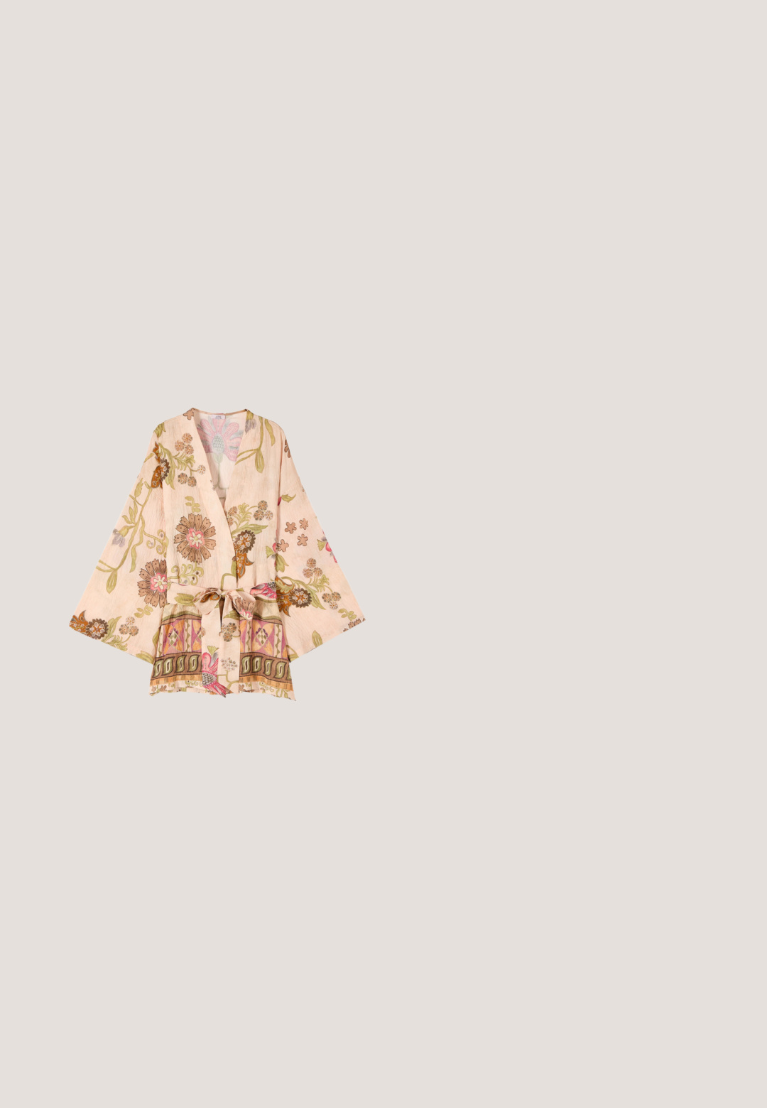 Lyserød kimono-inspireret jakke med brede ærmer, blomster- og fuglemønstre samt et matchende stofbælte bundet i taljen.; Langærmet bluse lavet af letvægtsstof med et blåt og hvidt blomsterprint. Har en knappet stolpelukning og en rynket halsudskæring.; Gul maxi-nederdel med smock-liv, blomster- og geometriske mønstre i hvid og lilla, med to lilla kvaster ved livet.; Tan ruskinds cowboy støvle med frynsede detaljer, spidse tæer og en lav stablet hæl. Har et diamantformet patch på manchetterne.; Sort vævet tote-taske med to håndtag, medium størrelse, enkelt design og fleksibel tekstur mod en hvid baggrund.; Flerfarvet perlehalskæde med gulddetaljer og en sort og guldfarvet hvalformet vedhæng, sikret med en guldkæde-lås.