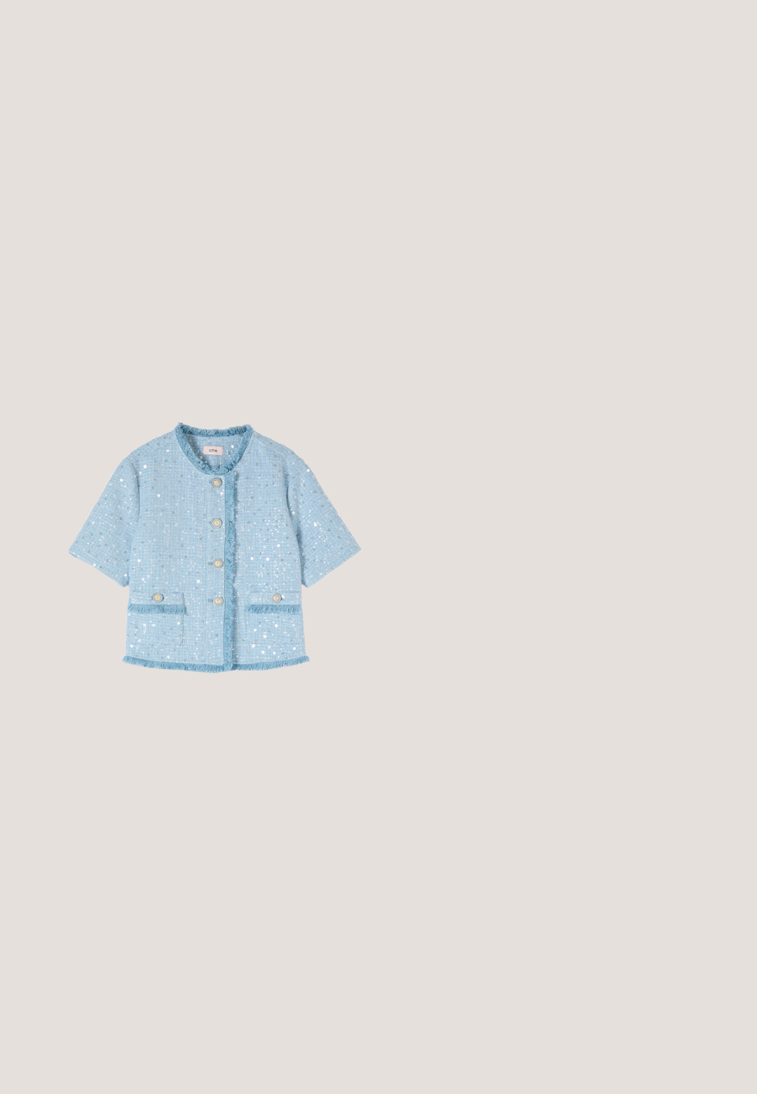 Lichtblauwe korte mouwen jas met franjes, vijf knopen aan de voorkant, twee zakken aan de voorkant en subtiele glanzende pailletten overal.; Mintgroene jurk met puffed sleeves, parelaccenten en lintstrikjes bij de nek en taille. Gemaakt van een lichte, glanzende stof.; Witte slingback pumps met hoge hak, spitse neus, doorschijnende zijkanten en versierd met kleine parelachtige steentjes.; Zonnebrillen met grijsgetinte lenzen, dunne gouden metalen monturen, langwerpige vorm en temple tips met roze accenten. Minimalistisch ontwerp met subtiele branding.; Witte handtas met handvat bedekt met parels, grote stoffen strik versierd met kleine parels en een zilveren kettingriem op een witte achtergrond.; Ronde broche met meerdere peervormige heldere kristallen in een zilverkleurige metalen basis, met een speldsluiting aan de achterkant.