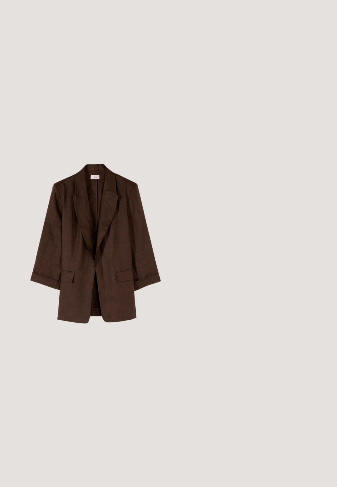Bruine blazer met lange mouwen, open voorkant, met ingesneden revers en klepzakken, gemaakt van lichtgewicht stof.; Donkerbruine blouse met korte mouwen, een ronde hals en omgevouwen manchetten, gestructureerde stof, losse pasvorm.; Lichtblauwe wijde jeans van denim, met een knoopsluiting aan de voorkant, twee voorzakken en subtiele vervaging. Rechte snit van taille tot zoom.; Beige suède sneaker met dikke, geribbelde tankleurige zool en veterfront, zijwaarts getoond op een witte achtergrond.; Zwarte cat-eye zonnebril met bruine gradientlenzen en dunne pootjes, Calvin Klein-logo op de pootjes.; Pepe Jeans Schoudertas - chocolate brown
