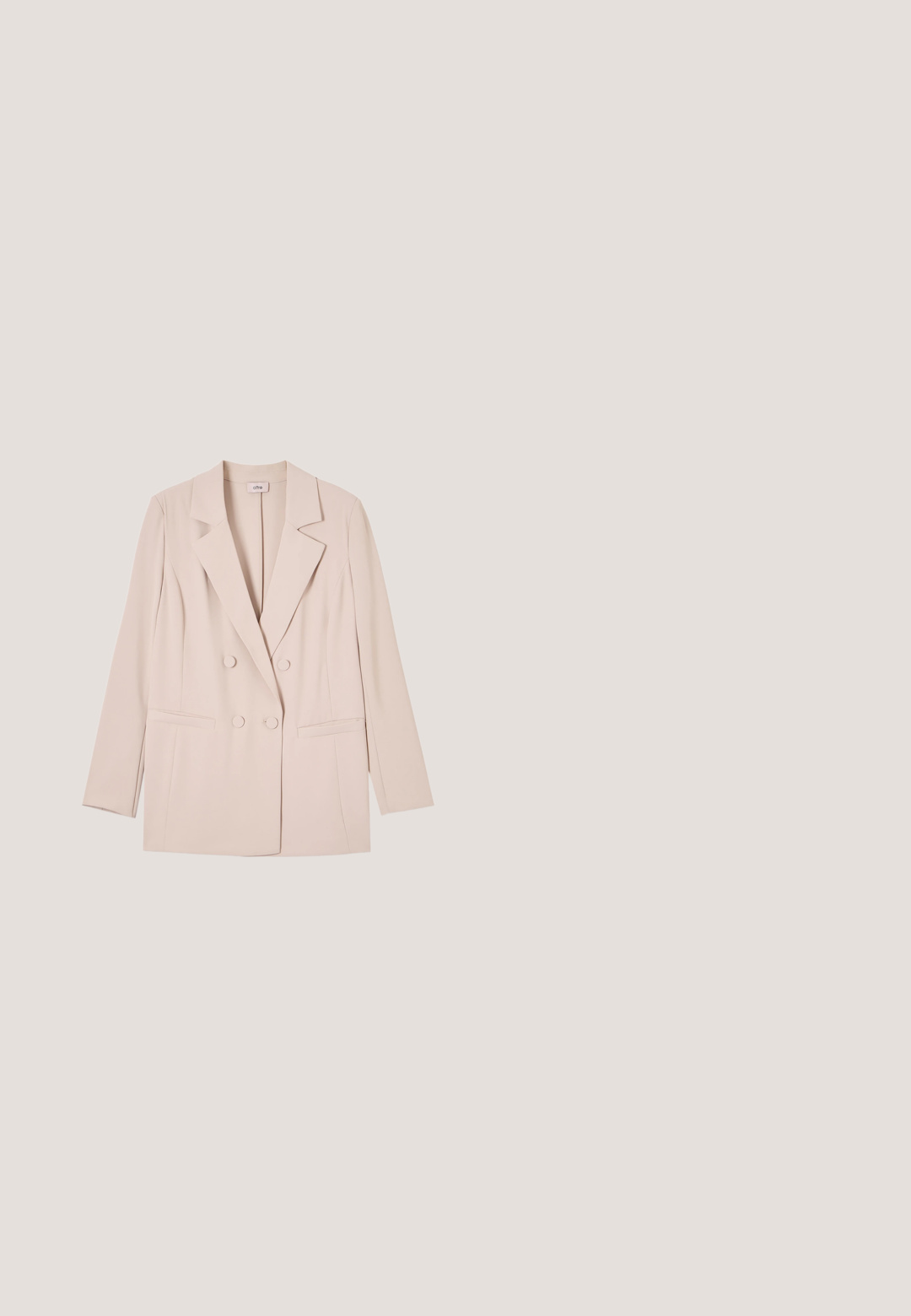 Beige dubbelgeknoopte blazer met inkepingskraag, lange mouwen, twee voorzakken en bedekte knopen, plat op een witte achtergrond gelegd.; Licht lavendelkleurige jumpsuit met een soepele, rekbare textuur, korte mouwen en een getailleerde taille met een strikdetail. Brede pijpen.; Lichtroze schuifsandalen met een gestructureerde bloemenversiering op de band en een kleine hak. Zacht materiaal en open ontwerp.; Oversized vierkante zonnebril met roségoudkleurige glazen en dunne gouden monturen, rustend op een witte ondergrond.; Roze clutch met gouden kettingriem en twee grote decoratieve stoffen bloemen op de flapsluiting aan de voorkant.; Oorbellen in goudkleur met bloemen van roze en witte emaille, parelcentra, heldere steentjes als accenten en kleine vlindervormige bedeltjes die eronder hangen.
