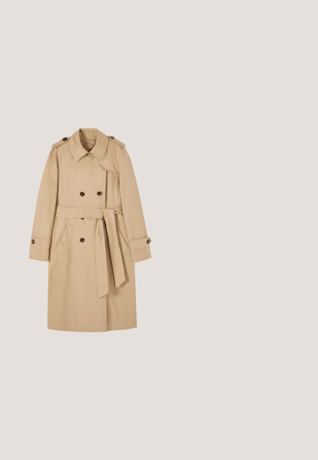 Beiger doppeltreihiger Trenchcoat mit Gürtel, Schulterklappen, Kragen und geknöpften Ärmelriemen, flach auf weißem Hintergrund liegend.; TOM TAILOR STRIPED CARRE NECK - Langarmshirt - lunar eclipse/off white; Hellblaue Jeans aus Denim mit geradem Schnitt, Fünf-Taschen-Design und sichtbaren Nähten. Mittelhoher Taillenbund mit klassischem Knopf- und Reißverschluss.; Beige Leder Ballerinas mit einer schwarzen Kappe und einer kleinen Schleifendetail an der Vorderseite, ausgestattet mit einem niedrigen Blockabsatz für zusätzlichen Halt.; Cremefarbener quadratischer Schal mit kleinen marineblauen Polka-Dots und einem dünnen marineblauen Rand, mit "Lauren Ralph Lauren" Text in der Ecke.; Braune Leder-Umhängetasche mit abgerundeten Kanten, magnetischem Klappenverschluss und goldenen Beschlägen. Verstellbarer Riemen für Vielseitigkeit.