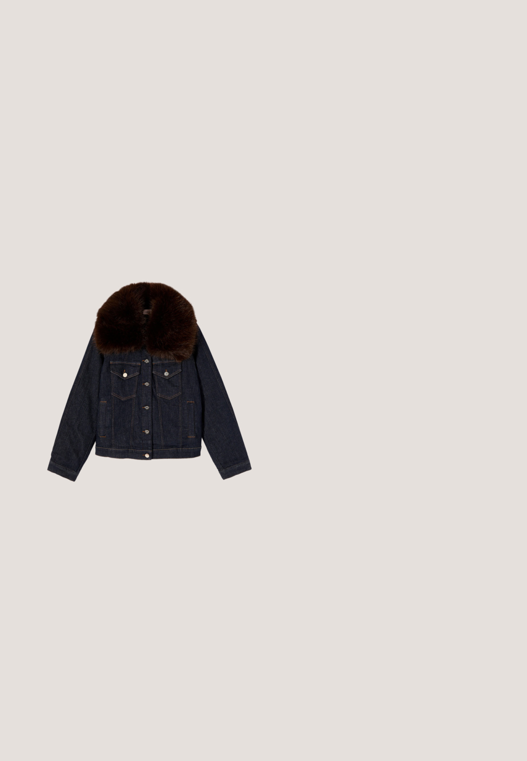 Chaqueta vaquera oscura con gran cuello de piel marrón oscuro, cierre de botones, bolsillos con solapa en el pecho y mangas largas.; Camisa blanca de manga larga con dos siluetas de conejos de lentejuelas enfrentadas en rosa claro y beige en el pecho.; Jeans de pierna ancha en denim azul oscuro con costuras blancas en contraste, diseño de cinco bolsillos y cierre de botón en la cintura.; Zapatilla blanca de corte bajo con rayas laterales beige con patrón, cordones blancos y detalle del logo "GUESS" dorado en el lateral y en la lengüeta del talón.; Bolso Guess de cuero marrón con asas superiores, una correa de hombro desmontable y charms decorativos de llaves en una etiqueta.; Pulsera de cadena de oro con un emblema redondo, dos perlas blancas y pequeñas piedras claras. Cierre de langosta seguro y detalle de etiqueta triangular.