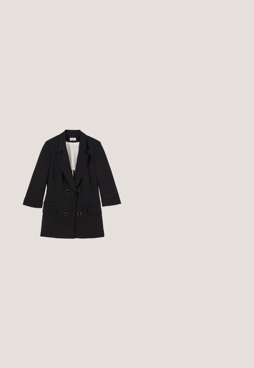 Zwarte dubbelgeknoopte blazer met inkeping revers, twee klepzakken aan de voorkant en driekwartmouwen, plat gelegd op een witte achtergrond.; Zwarte jumpsuit met één schouder, brede pijpen en een knoopdetail op de enkele schouderband.; Gouden, metalen, puntige slingback-schoen met een slanke hak en zwarte binnenvoering; heeft een gespaccent op de band.; Zwarte rechthoekige Marc Jacobs-zonnebril met donkere gradiëntlenzen en gouden logo-accenten op de pootjes, schuin geplaatst op een witte achtergrond.; Zwarte geweven clutch met een rechthoekige vorm, voorzien van een gouden kettingriem, glanzend zwart sluiting en een gestructureerd oppervlak patroon.; Zwart verstelbaar koordarmbandje met een kleine gouden engelbedel en gouden kralen als accenten aan elk uiteinde van het koord.