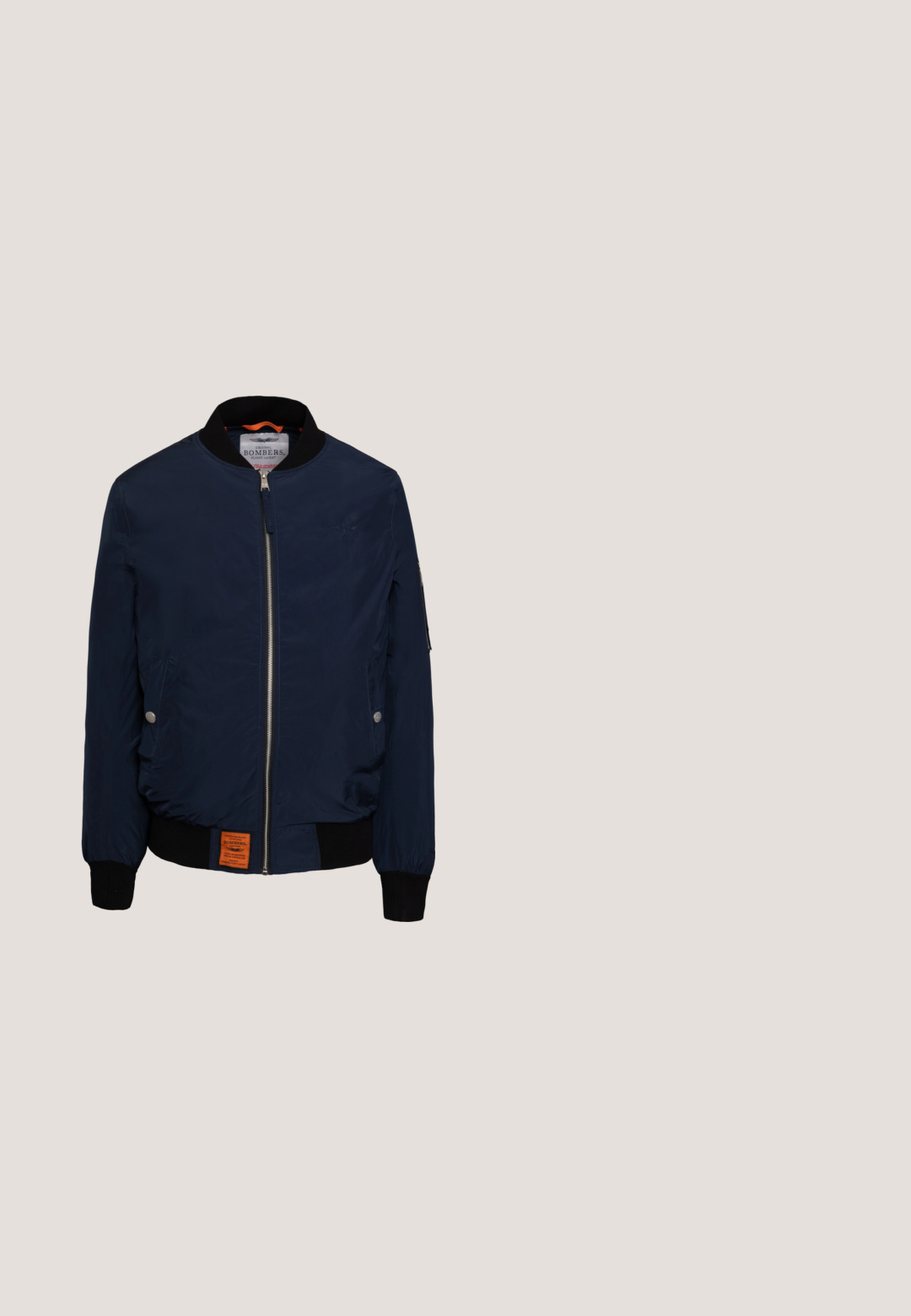 Marine bomberjack met een ritssluiting aan de voorkant, zwarte geribbelde kraag en manchetten, zijzakken, oranje interieur en een label aan de onderkant aan de linkerzijde.; Donkerblauwe sweatshirt van een katoenmix met een ronde hals, met daarop de opdruk: "BUILT IN BLUE," "ORIGINAL," "VINTAGE DENIM," en het jaar "1993."; Kortermelig overhemd met dunne verticale grijze strepen en een borstzak, gemaakt van lichtgewicht stof.; Marineblauwe broek van lichtgewicht stof, met een vlakke voorkant, riemlussen en een enkele knoopsluiting. Rechte broekspijpen, zonder zichtbare patronen.; Blauwe canvas instapper met ronde neus, zachte stoffen textuur en beige rubberen zool. Voorzien van metalen oogjes voor de veters en stiksels als accent.; Donkere blauwe leren clutch met een gladde afwerking, voorzien van een voorvak met rits en blauwaccentnaden. Inclusief afneembare polsband.