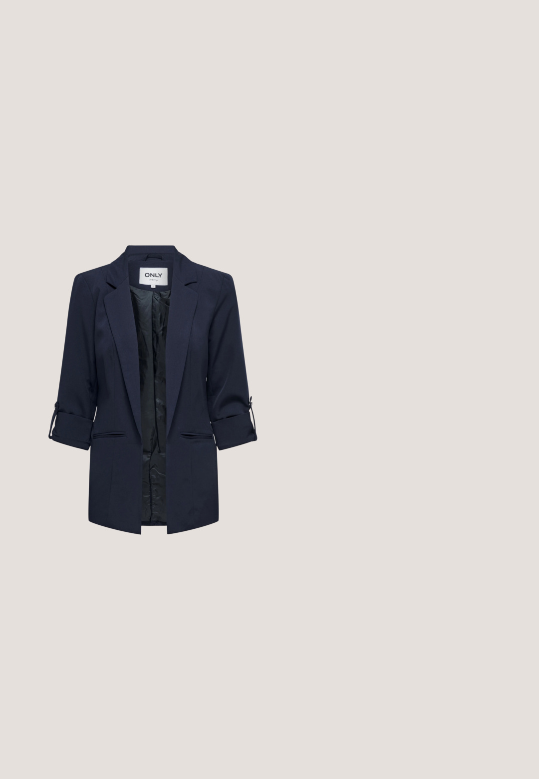 Blazer de color azul marino con un diseño ajustado, tejido suave, mangas enrolladas sujetas con lazos y dos bolsillos frontales. Interior forrado.; Blusa azul marino, transparente, con estampado floral. Presenta un escote en V, detalles con volantes y mangas largas abullonadas con puños elásticos.; Pantalones anchos de pierna azul marino con cintura alta y pliegues frontales, exhibidos sobre un fondo blanco liso.; Zapatos de tacón slingback de charol burdeos con puntera afilada y elegante tacón de aguja. Diseño de espalda abierta con detalle de tira ajustable en el tobillo.; Bolso de mano de cuero tejido color granate con asa curva, ribete blanco, cremallera plateada y correa desmontable de tela ancha para el hombro sobre fondo liso.; Par de pendientes de botón en forma de nudo con acabado dorado brillante sobre un fondo blanco liso.