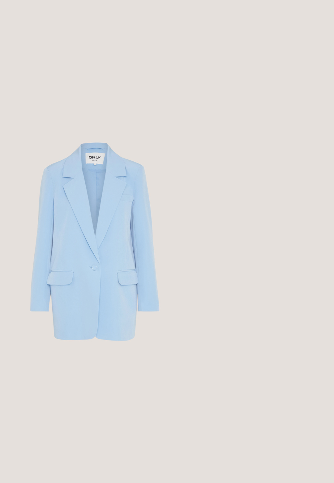 Blazer azul claro con cierre de un solo botón, solapas con muesca, dos bolsillos frontales y un ajuste entallado. Textura de tela suave.; Pieces PCSELIA O NECK BABY TEE BOX - Camiseta estampada - bright white; Jeans de mezclilla azul claro de corte acampanado con cinco bolsillos, costuras cosidas y cierre frontal con botón. Presentan un efecto de lavado desvaído y un dobladillo deshilachado.; Zapatilla blanca de estilo grueso con suela gruesa, cierre de cordones en la parte frontal y detalle de cadena con perlas colgantes en el talón.; Un par de gafas de sol rectangulares con montura translucida azul clara y lentes gris oscuro, que cuentan con patillas rectas y detalles de hardware mínimos.; Bolso de mano de charol negro con forma curva, que presenta herrajes plateados, hebillas decorativas y una correa corta. Etiqueta azul adjunta.