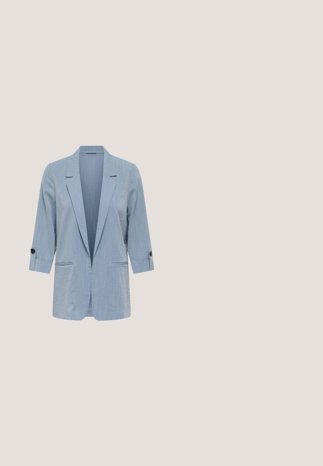 Blazer bleu clair, long et cintré, avec revers crantés, manches trois-quarts avec pattes de boutonnage et poches passepoilées à l’avant.; T-shirt en maille côtelée bleu clair à manches courtes avec encolure ronde et silhouette ajustée, taille petite, présenté sur fond blanc.; Pantalons tapereds bleu clair en tissu lisse et léger. Dotés d'une taille élastique avec cordon de serrage et de poches latérales.; Baskets blanches à profil bas avec des accents bleu clair, fermeture à lacets et doublure intérieure beige douce, vues de côté sur un fond blanc.; Lunettes de soleil rectangulaires grises avec des verres bleu foncé. La monture présente un design translucide et des accents texturés sur les branches.; Sac à main allongé bleu clair avec double poignée et fermeture à glissière sur le dessus, posé sur un fond blanc.