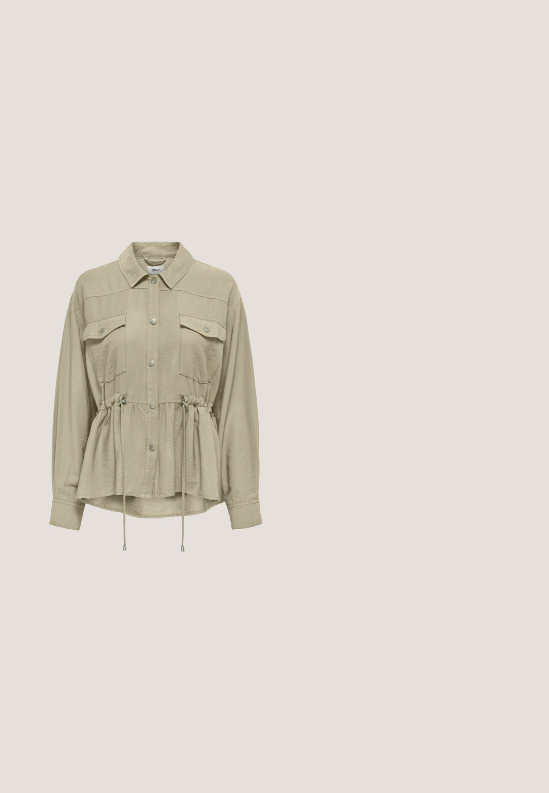 Chemise crème à manches longues avec un col, poches poitrine, taille élastiquée et fermeture à boutons sur le devant. Tissu doux et léger.; Cardigan court à manches courtes en crème côtelé avec encolure en V festonnée et rangée avant de sept petits boutons.; T-shirt beige à manches courtes, côtelé, avec une coupe ajustée et un ourlet ondulé, doté d'un col rond et d'une texture douce.; Pantalon beige coupe ample avec jambes larges, taille élastique et cordon noué à l'avant.; Baskets basses en daim beige avec accents blancs, lacets beiges et semelle en caoutchouc gomme, vues de profil sur fond blanc.; Sac à main en cuir taupe avec doubles poignées, fermoir argenté et bandoulière ajustable sur fond blanc.
