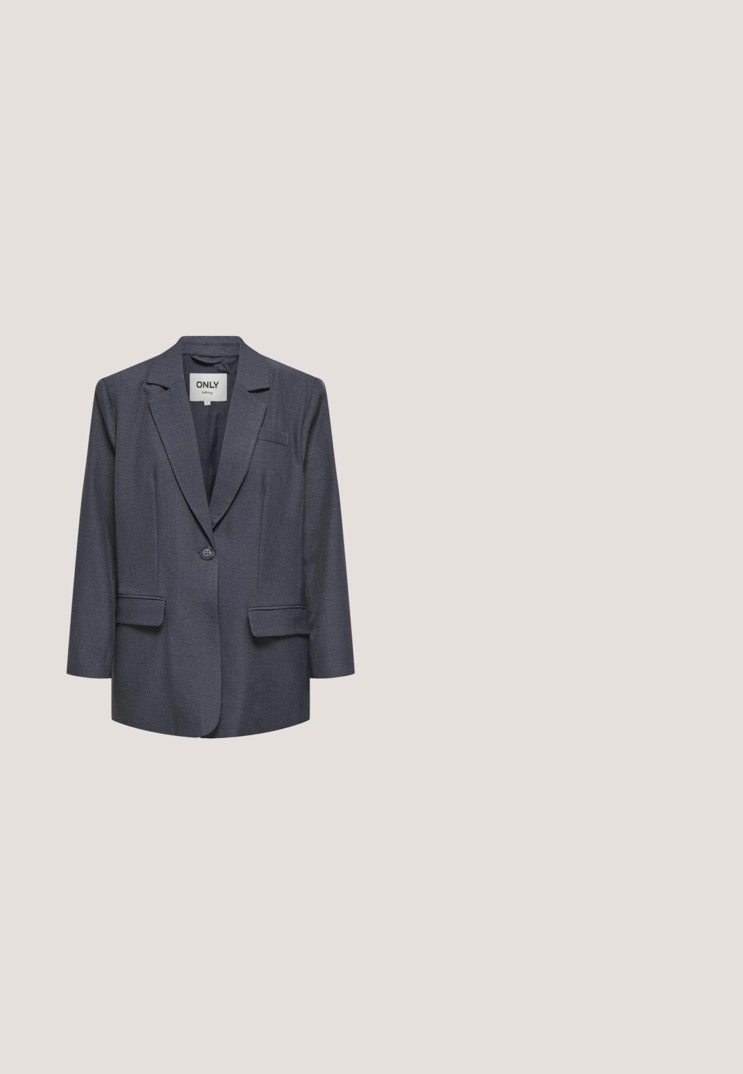 Mørkegrå blazer med enkelt knap, notched revers, to forlommer med klap og en brystlomme, mærke ONLY.; Vero Moda VMCHLOE SHORT - T-shirts basic - navy blazer; Marineblå vide bukser med lodrette hvide striber, elastisk talje og blød stofstruktur, som giver en afslappet pasform.; Sneakers med en kombination af ruskind og glat materiale i beige, grå og blå, med en markant sølvaccent på hælen.; Denim taske med en buet form, der har et navy og lyseblåt zebra-stribemønster, hvid strop og brandlogoet tydeligt præsenteret.; Sølvøreringe med en organisk, bølget form. Den glatte, polerede overflade og det åbne design skaber et let udseende.