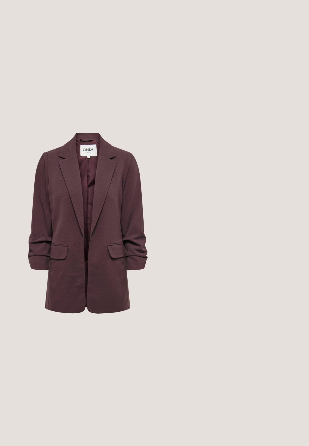 Blazer de mujer en púrpura oscuro con solapas con muesca, mangas largas, bolsillos frontales con solapa y diseño abierto en la parte delantera.; Camiseta de manga corta burdeos con escote en V amplio y corte relajado, fabricada en una tela suave con una textura lisa y sin patrones visibles.; Pantalones de pierna ancha burdeos con un patrón de rayas, que presentan una textura suave y una cinturilla elástica para mayor comodidad.; Zapatilla gruesa con parte superior de malla y cuero en burdeos, rosa y beige, suela blanca gruesa, cordones rosas y una lengüeta en el talón sobre un fondo neutro.; Bolso acolchado de color burdeos suave, con un asa superior redondeada y una forma de media luna informal sobre un fondo blanco.; Pendientes colgantes con cuentas redondas moradas oscuras, óvalos texturizados, dorados y cuentas irregulares marrón oscuro en forma de piedra apiladas verticalmente.