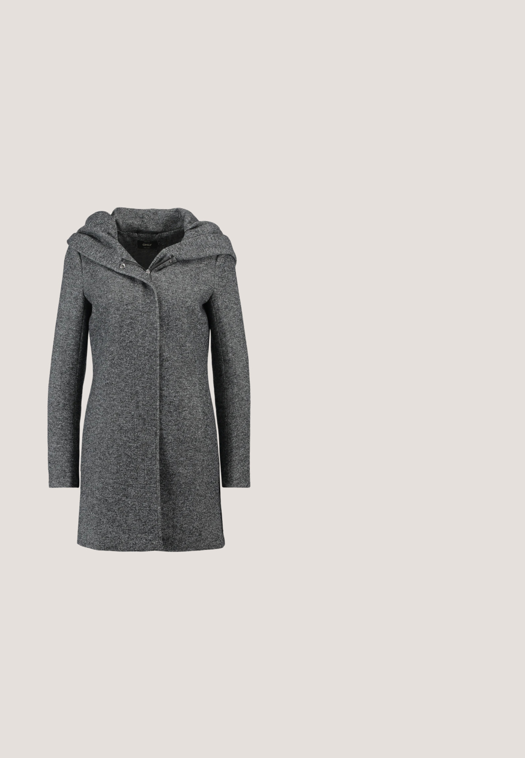 Manteau en mélange de laine gris avec une capuche, fermeture éclair à l'avant et deux poches latérales. Présente un tissu texturé et un design droit.; Long gilet gris en tissu tricoté texturé. Il est doté d'un col châle, d'une ouverture sur le devant, de poches latérales et de boutons ronds.; Haut noir à manches courtes avec un décolleté dégagé, design ajusté et texture lisse. Pas de motifs ni de détails matériels visibles.; Jeans skinny en denim noir à taille haute, avec cinq poches et un ourlet brut. Le tissu a une légère élasticité pour un ajustement près du corps.; Baskets basses noires avec bande blanche latérale, lacets blancs, semelle en caoutchouc blanche et bout texturé sur fond neutre.; Boucles d'oreilles en argent, de forme circulaire, avec une texture lisse et brillante, et une largeur constante. Design minimaliste sans accents supplémentaires.