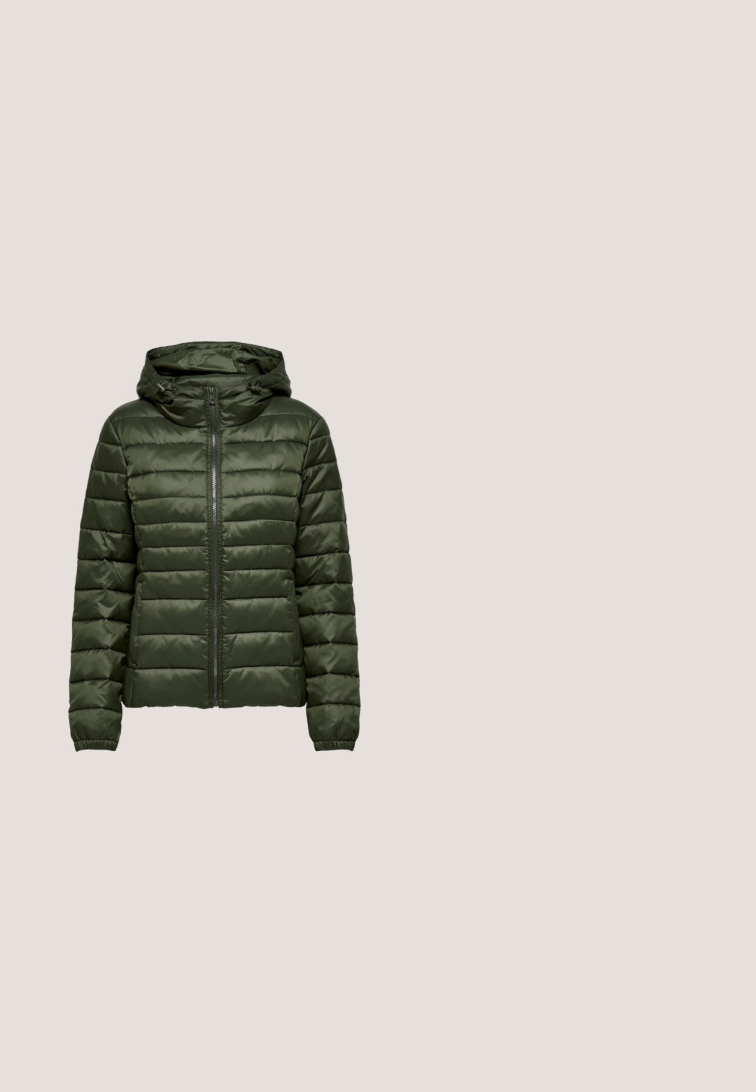 Gepolsterte Kapuzenjacke in Dunkelgrün mit durchgehendem Reißverschluss, elastischen Bündchen und horizontalem Steppmuster zur Isolierung.; Kurzärmeliges olivgrünes Damen-T-Shirt mit umgeschlagenen Ärmelbündchen und rundem Ausschnitt, auf weißem Hintergrund dargestellt.; Schwarze hochtaillierte Skinny-Jeans mit vorderem Knopf, Gürtelschlaufen und Fünf-Taschen-Design, vor einem weißen Hintergrund gezeigt.; Grüne Sportschuhe mit beigen Wildleder-Akzenten, mit einem weißen Logo, abgerundeter Zehenpartie, strukturierter Sohle und mehrfarbigem Fersenlasche.; Olivgrüne, gerippte Stoff-Gürteltasche mit rosa Reißverschluss und einem weißen "ROXY"-Label in der Mitte vorn.; Goldene Creolen mit einem strukturierten, organischen Design, das eine leicht gedrehte Form und unregelmäßige Oberflächendetails aufweist.