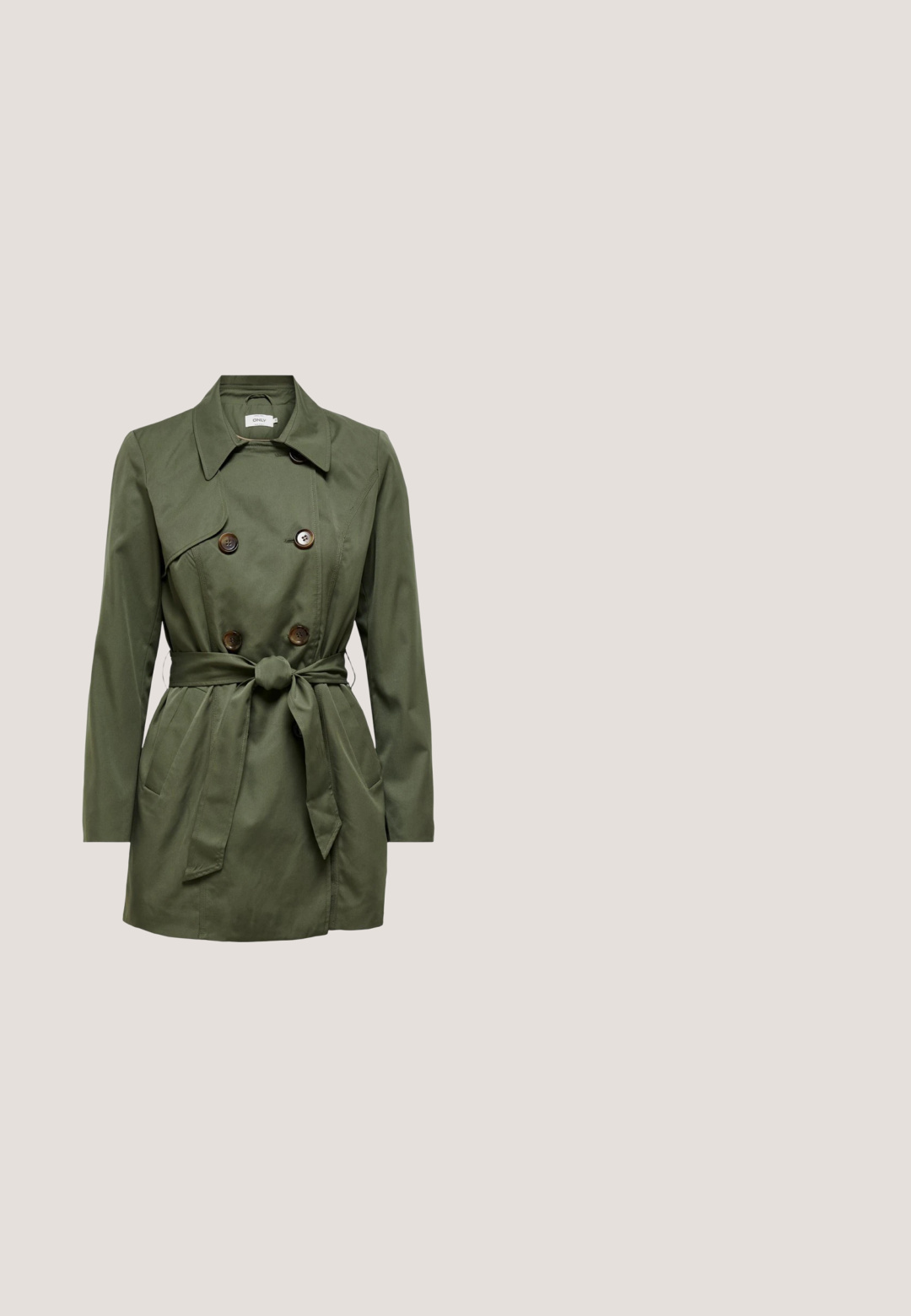 Trench-coat vert olive avec des boutons double boutonnage, une taille ceinturée et des épaulettes. Tissu lisse avec des poches latérales.; Chemise blanche à manches courtes avec deux motifs de palmiers perlés sur la poitrine, aux tons beige et marron clair.; Pantalon vert clair à jambe droite avec passants de ceinture, poches latérales et fermeture à bouton sur la taille.; Pompe en cuir patent blanc avec un bout pointu, un petit talon et un intérieur noir. Texture lisse avec une silhouette élégante.; Pochette matelassée beige en cuir, dotée d'une fermeture éclair dorée et d'une bandoulière amovible. Logo embossé à l'avant. Forme rectangulaire.; Boucles d'oreilles dorées ornées de pierres précieuses vertes carrées et rondes, entourées de cristaux transparents dans un design géométrique. Texture lisse, forme raffinée.