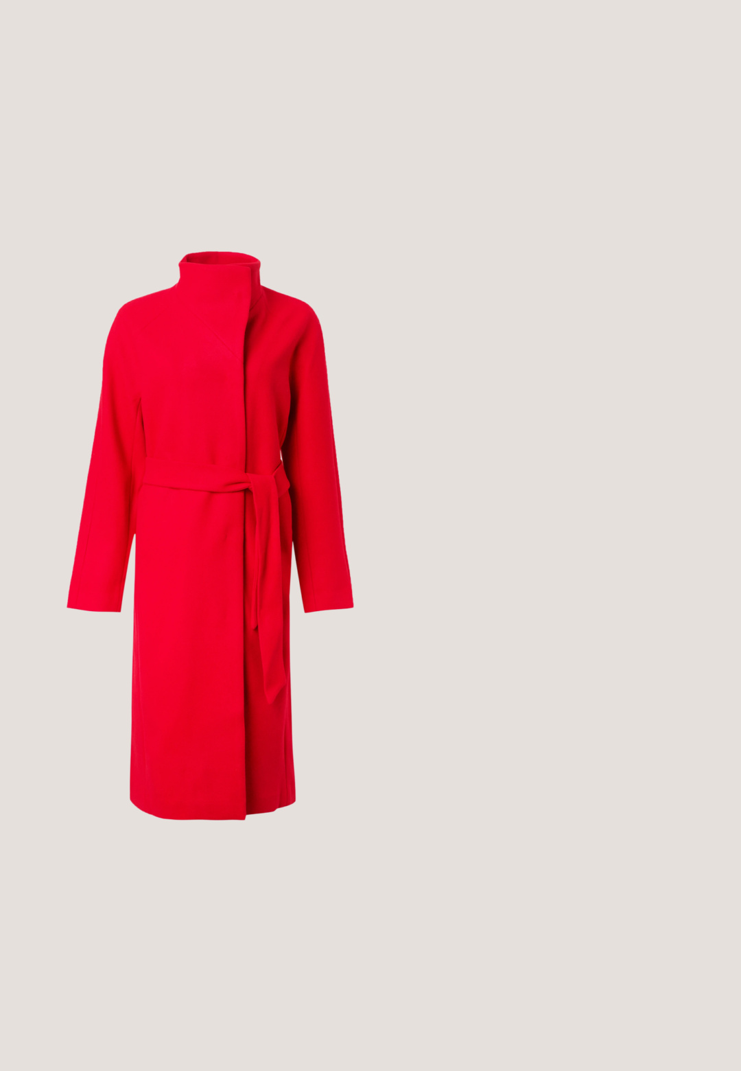 Rød knælang jakke med lange ærmer og høj krave. Har et matchende stofbælte og en glat, ensartet tekstur.; Rød kabelstrikket sweater med høj hals, lange ærmer og cropped kant. Tyk tekstur med hævede, sammenflettede mønstre overalt.; Blå denimjeans med en bred bukseben, der har en mellemhøj talje, fem lommer og en klassisk sølvknaplukning. Glat tekstur.; Bordeauxfarvet læderankelstøvle med spids tå og blokhæl. Glat tekstur med en strømlinet silhuet og rene linjer.; Rød syntetisk læder skuldertaske med en buet form, slank rem og lynlås lukning. Glat tekstur med synlige syninger.; Røde tårnformede øreringe lavet af glinsende harpiks, med en marmoreringstekstur med mørkere røde og sorte mønstre. Glat overflade, symmetrisk design.