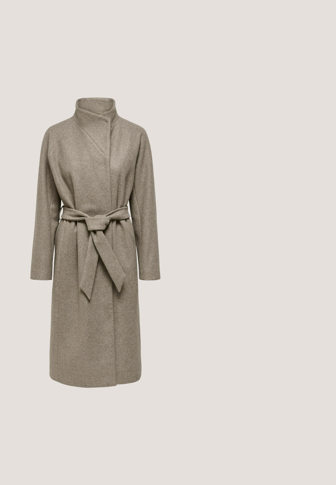 ONLY ONLEMMA HIGH NECK COAT - Καμπαρντίνα - cinder; Ανοιχτό μπεζ μακρυμάνικο πουλόβερ με ραβδωτή υφή και στρογγυλή λαιμόκοψη. Κατασκευασμένο από μαλακό υλικό, έχει άνετη εφαρμογή.; Φαρδιά παντελόνια σε ενιαίο τόνο ταούπ, κατασκευασμένα από μαλακό ύφασμα. Διαθέτουν ψηλή ελαστική μέση και δύο μπροστινές τσέπες.; Καφέ μπότες μέχρι τον αστράγαλο φτιαγμένες από λείο υλικό με μυτερή μύτη και τετράγωνη φτέρνα. Διαθέτουν λεπτό λαιμό για άνετη εφαρμογή.; Σκούρα καφέ δερμάτινη τσάντα ώμου με χρυσή αλυσίδα χειρολαβής, μακρύ ρυθμιζόμενο λουράκι και λογότυπο Calvin Klein μπροστά.; Ζευγάρι λαμπερών, ομαλών, ακανόνιστα οβάλ χρυσών σκουλαρικιών που είναι τοποθετημένα σε μία απλή ανοιχτή επιφάνεια.