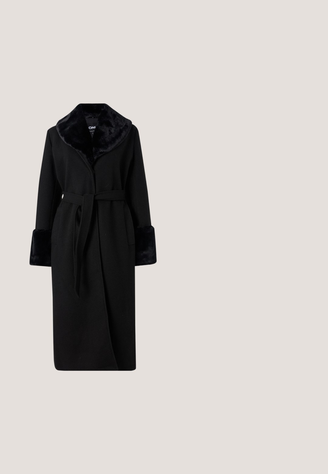 ONLY ONLEMMA LONG COAT - Klassischer Mantel - black; Schwarzes, enganliegendes Langarmshirt mit Stehkragen, gezeigt vor einfachem hellgrauem Hintergrund.; Gina Tricot TROUSERS - Cargohose - black; Schwarze Stiefeletten mit glänzender Oberfläche, quadratischer Zehenpartie und dicker Blockabsatz. Das Design zeichnet sich durch eine nahtlose Silhouette und minimalistische Markenkennzeichnung aus.; Schwarze Sonnenbrille mit rechteckigem Rahmen, dunklen Gläsern, glattem Kunststoffmaterial und einem metallischen Akzent am Bügel.; Schwarze Lederhandtasche mit silbernem Metallelement, ausgestattet mit einer Kettenriemen und einem Druckknopfverschluss. Strukturierte Form mit glatter Textur.