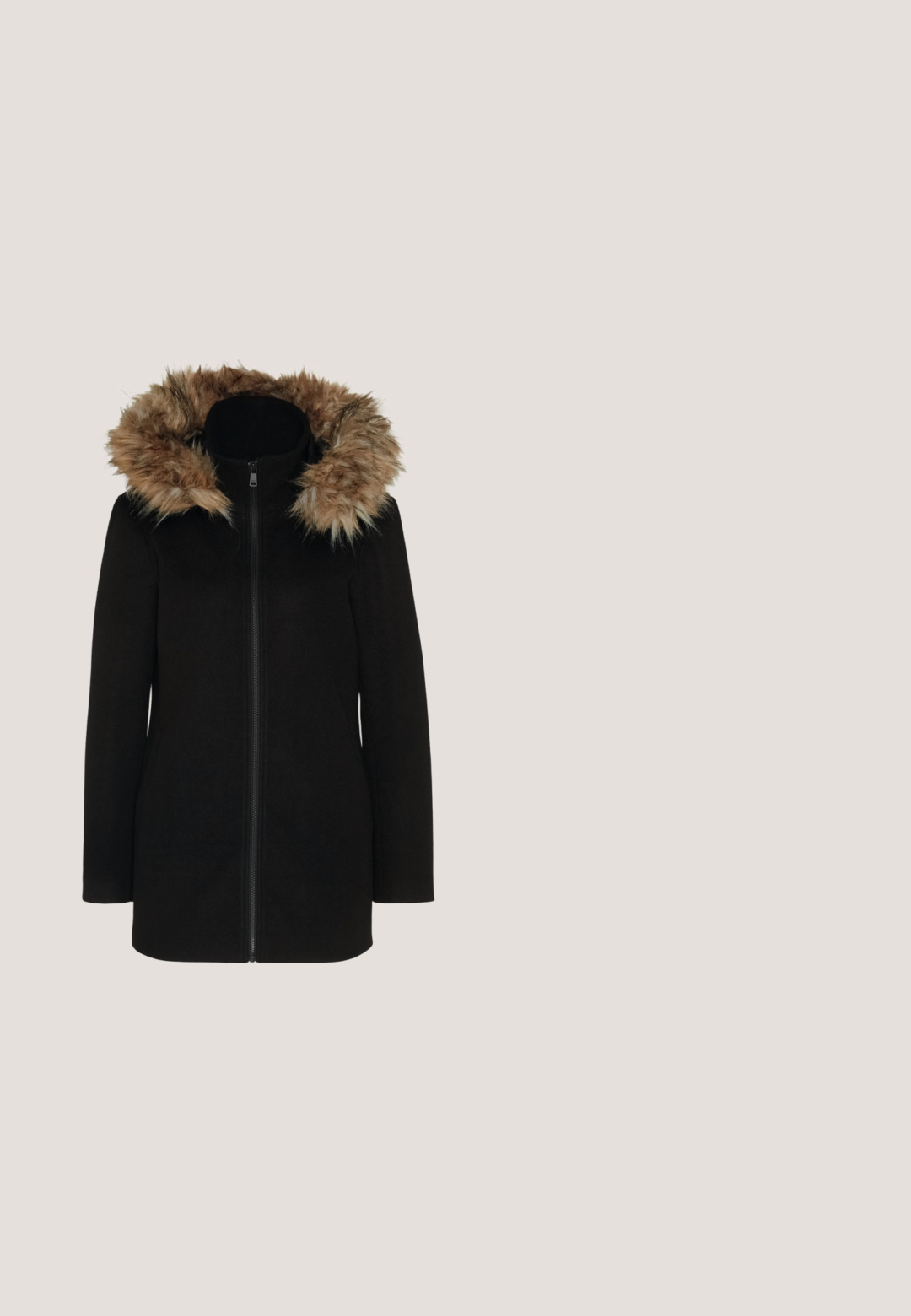 Sort frakke med hætte i kunstpels, lynlåslukning og lange ærmer. Blød tekstur og skræddersyet design, der er velegnet til koldt vejr.; Sort og creme fleece-pullover med høj krave, halvlukning og et bladmønster. Ærmemanchetterne har sorte elastiske bånd for en tætsiddende pasform.; ONLY ONLCOOL BIKER - Leggings - black; Sorte snørebåndsankelstøvler med kraftige såler og hvid fleeceforing, båret af en person, der står på et lyst gulv.; Sort læderhåndtaske med en buet form, struktureret overflade, forreste syninger og et logo i guldfarve. Har en enkelt justerbar rem.; Sølvøreringe med et minimalistisk design. Cirkulær form, glat tekstur og tynd profil. Letvægtige med en poleret overflade.