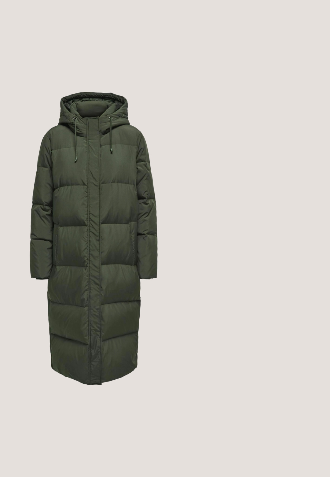 ONLY Puffer ONLALICE Down - Dunfrakker - peat; Grøn- og cremefarvet striped, ribbet langærmet trøje med rund halsudskæring og tætsiddende facon, med kontrasterende strikstruktur.; Olivegrønne højtaljede lige bukser lavet af slidstærk bomuld, udstyret med forlommer og en simpel metalknaplukning.; Olivengrøn ruskind ankelstøvler med rund tå, syninger og en tykkere sål med struktureret mønster. Lille trækflap bagpå.; Olivengrøn ruskind skuldertaske med justerbar rem og lynlåslomme foran på ensfarvet hvid baggrund.; Sølvøreringe formet som krabber, pyntet med grønne rhinsten, med et detaljeret design med kløer og en tekstureret finish.