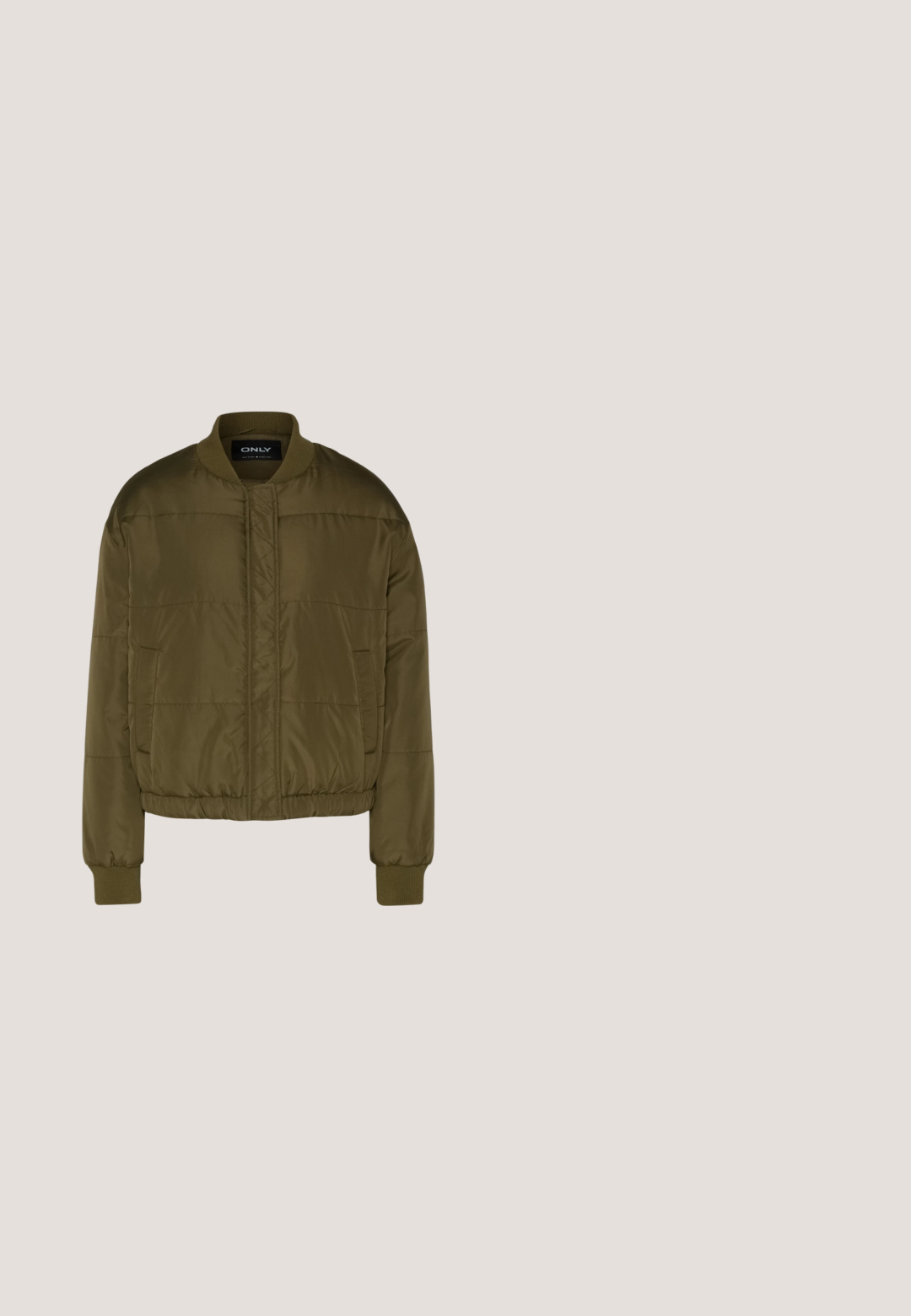 ONLY ONLCOOL PUFFER JACKET - Bomberjacke - kalamata; Langärmliges, hellbeiges, geripptes Oberteil mit Stehkragen und glatter Textur, das eine figurbetonte Form und minimale Designakzente aufweist.; Hellgraue, weit geschnittene Jeans aus Denim mit einem Fünf-Taschen-Design, vorderem Knopfverschluss und leicht verwaschenem Muster.; Silberne Sneaker mit einer glatten, reflektierenden Oberseite, ausgestattet mit schwarzen Gummisohlen und klassischem Schnürdesign. Puma-Logo an der Seite.; Hellgraue gepolsterte Schultertasche mit einer geschwungenen Form, ausgestattet mit einem einzigen Griff und einer glatten, strukturierten Oberfläche. Schlichtes Design ohne zusätzliche Beschläge.; Silberne Tropfenohrringe mit glatten, runden, reflektierenden Oberflächen, die an Hakenverschlüssen hängen. Der Hintergrund ist reinweiß.