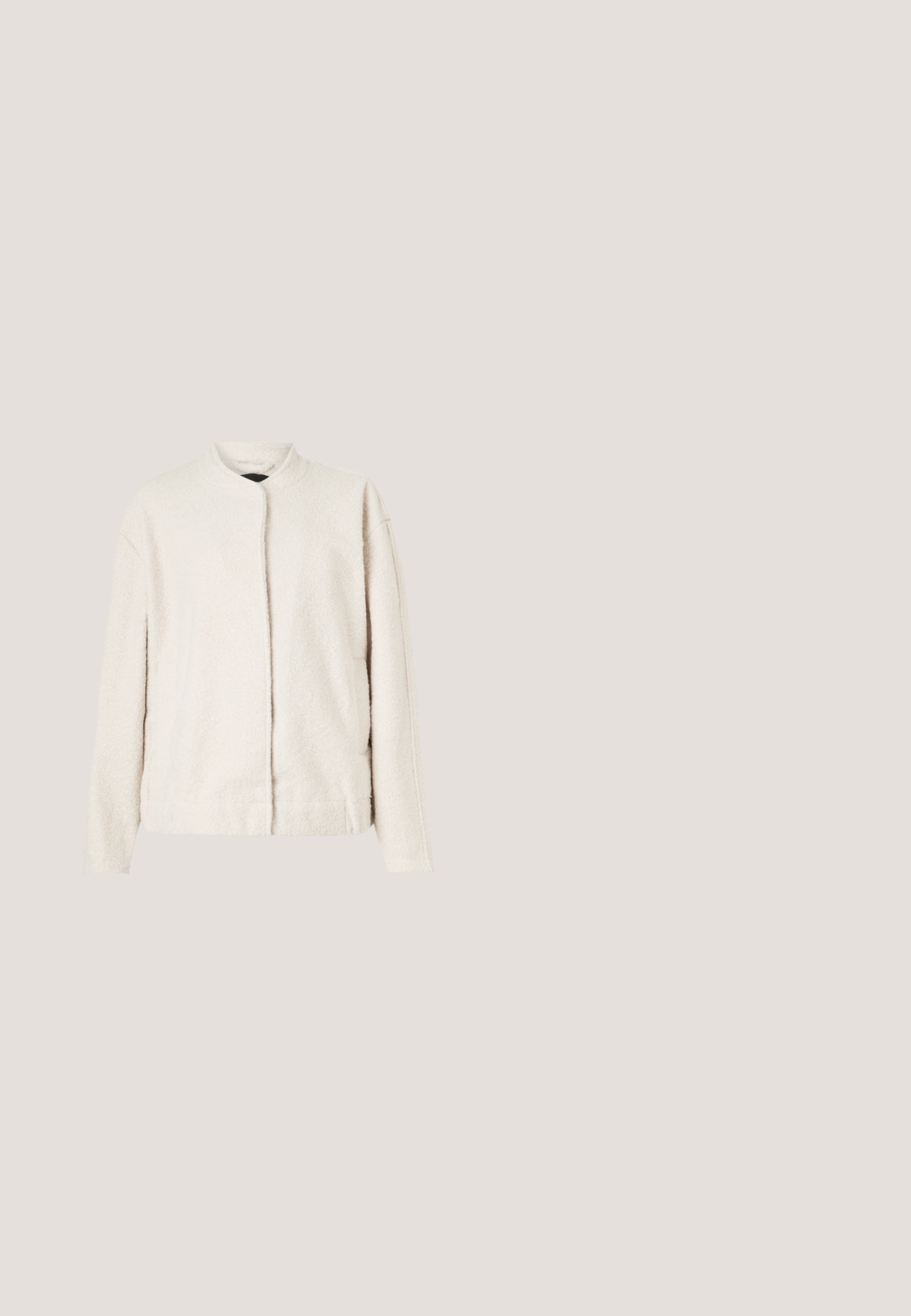 Chaqueta color crema hecha de material texturizado, con cuello redondo, mangas largas y un cierre frontal sin botones visibles.; Suéter gris de punto con escote en V, corte oversized, mangas anchas y puños acanalados. Textura suave; diseño sin costuras, sin patrones ni adornos.; Pantalones de pierna ancha de color gris claro con rayas verticales en azul, que cuentan con una cinturilla elástica para mayor comodidad y una tela suave y texturizada.; Zapatilla deportiva beige de malla y material sintético con suela gruesa, cordones delanteros y lengüeta en el talón.; Bolso de mano de cuero azul con un diseño estructurado, que presenta un zipper plateado, una correa ajustable y un panel trasero en contraste de color marino.; Par de pendientes de plata con pequeños colgantes en forma de cruz incrustados con diamantes, colgando de ganchos rectangulares delgados sobre un fondo blanco liso.