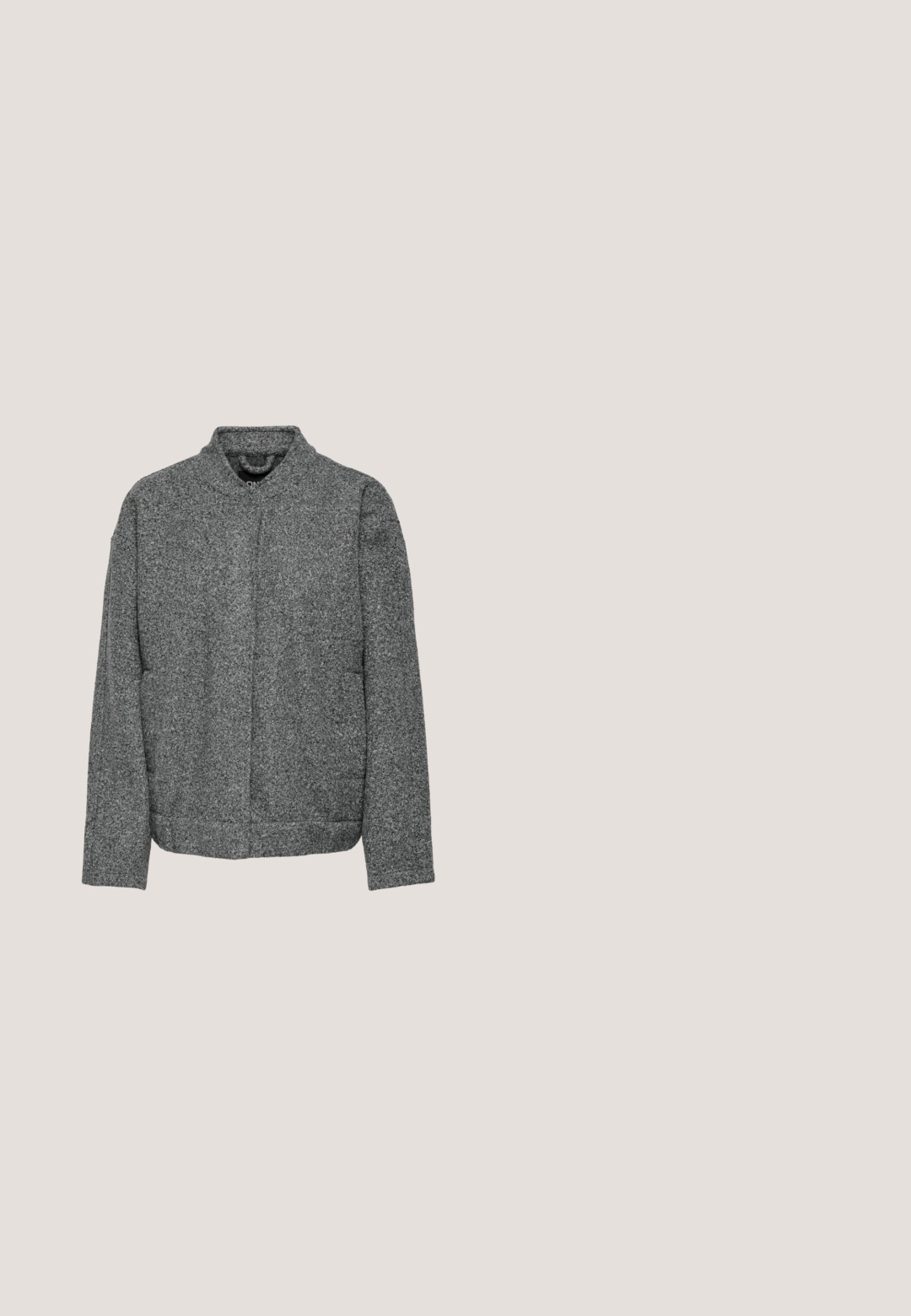 Chaqueta gris texturizada con cuello alto, mangas largas y un ajuste relajado. Presenta un diseño minimalista sin hardware ni acentos visibles.; Sudadera gris con capucha y cremallera, rayas horizontales negras, cordones, bolsillos delanteros y puños y dobladillo de canalé.; Vero Moda VMCHLOE SHORT - Camiseta básica - orchid bloom; Vaqueros de mezclilla oscura con pierna recta, que cuentan con una cintura alta, cinco bolsillos y un cierre de botón de metal. Detalles de lavado desteñido distintivos.; Zapatillas deportivas blancas de plataforma con parte superior de cuero suave, detalles cosidos y franjas metálicas laterales. Punta redondeada y suela de goma plana.; Bolso de hombro en forma de media luna de cuero negro con tachuelas plateadas a lo largo de los bordes y una correa ajustable sobre fondo blanco.